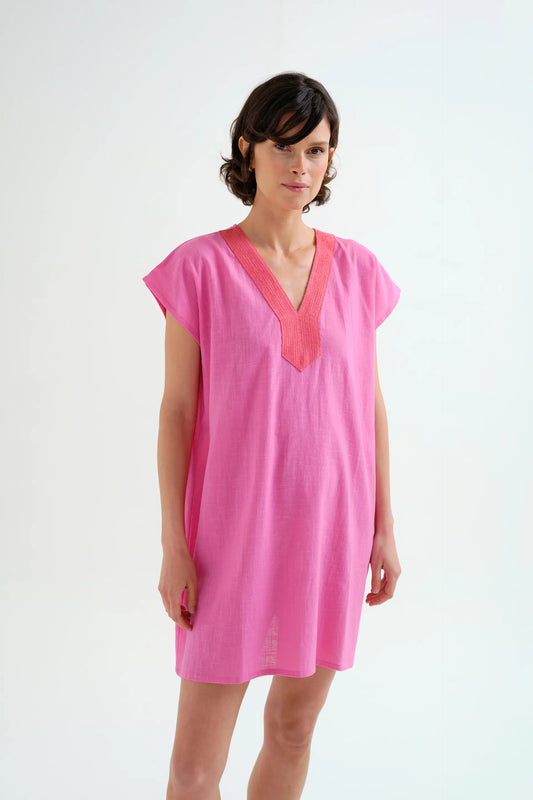 Caftano corto rosa con scollatura fucsia