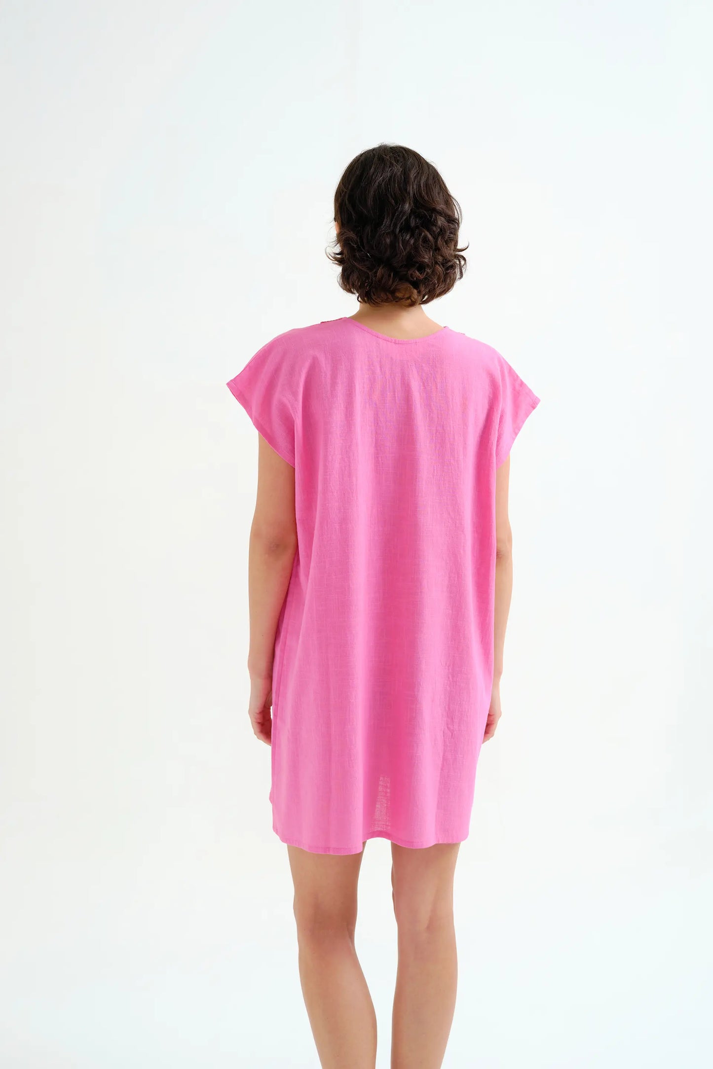 Caftano corto rosa con scollatura fucsia