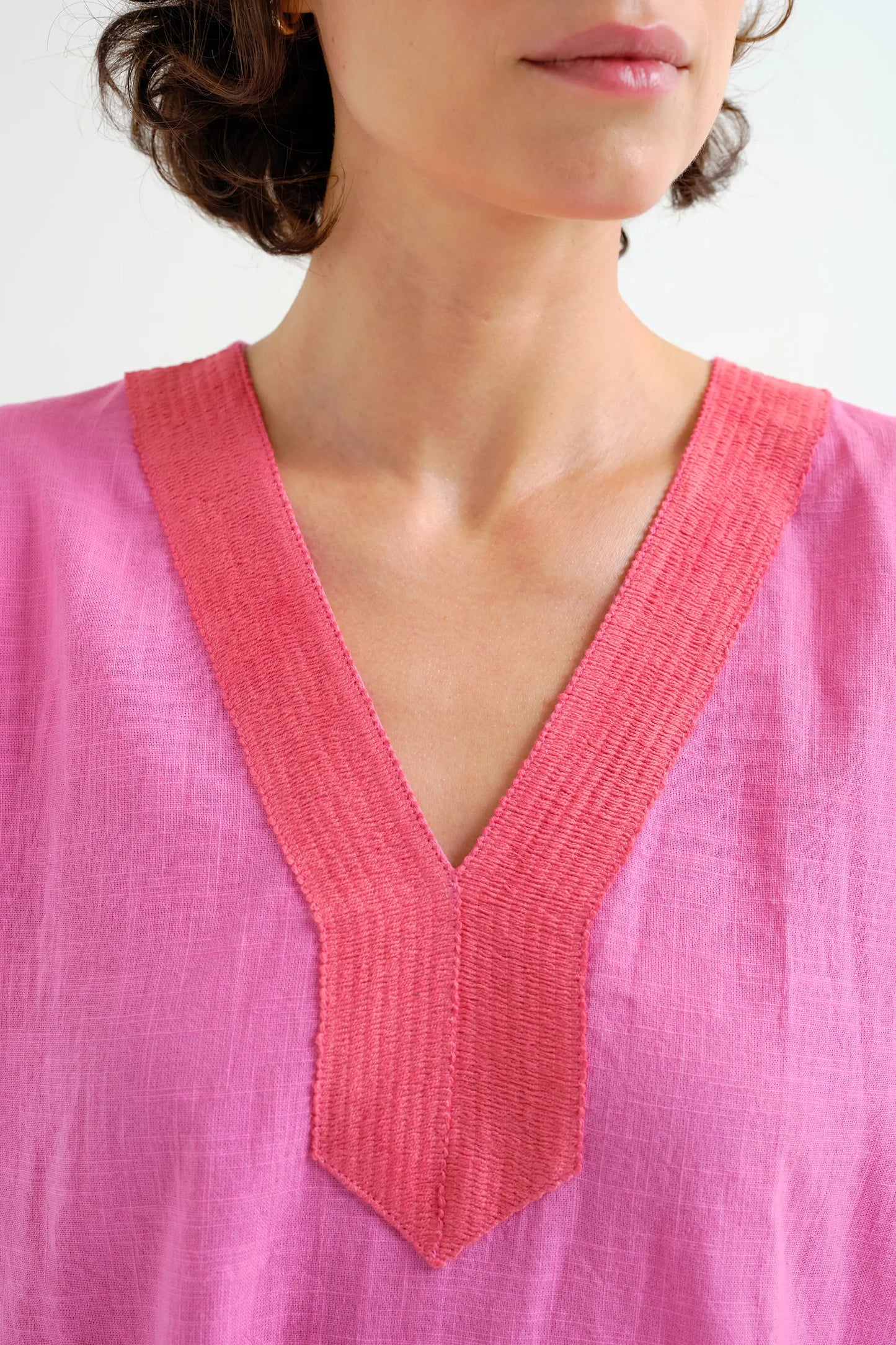 Caftano corto rosa con scollatura fucsia