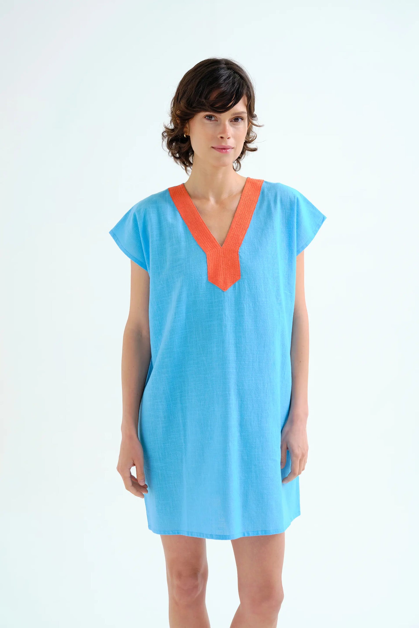 Caftano corto blu con scollatura arancione