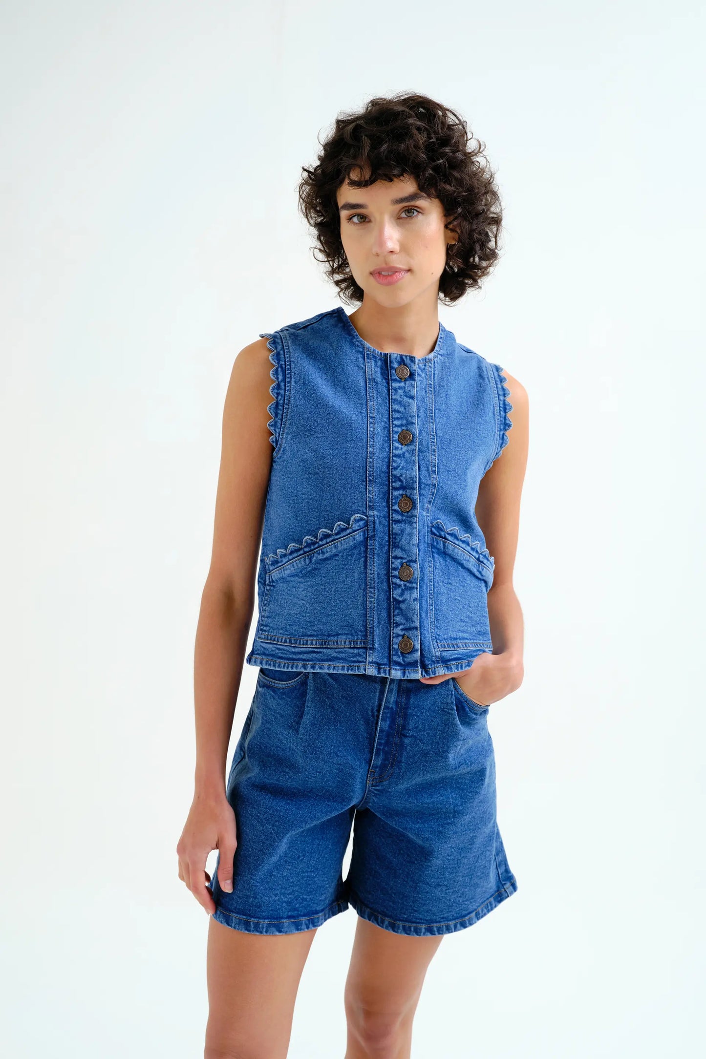 Chaleco vaquero azul con detalle de ondas