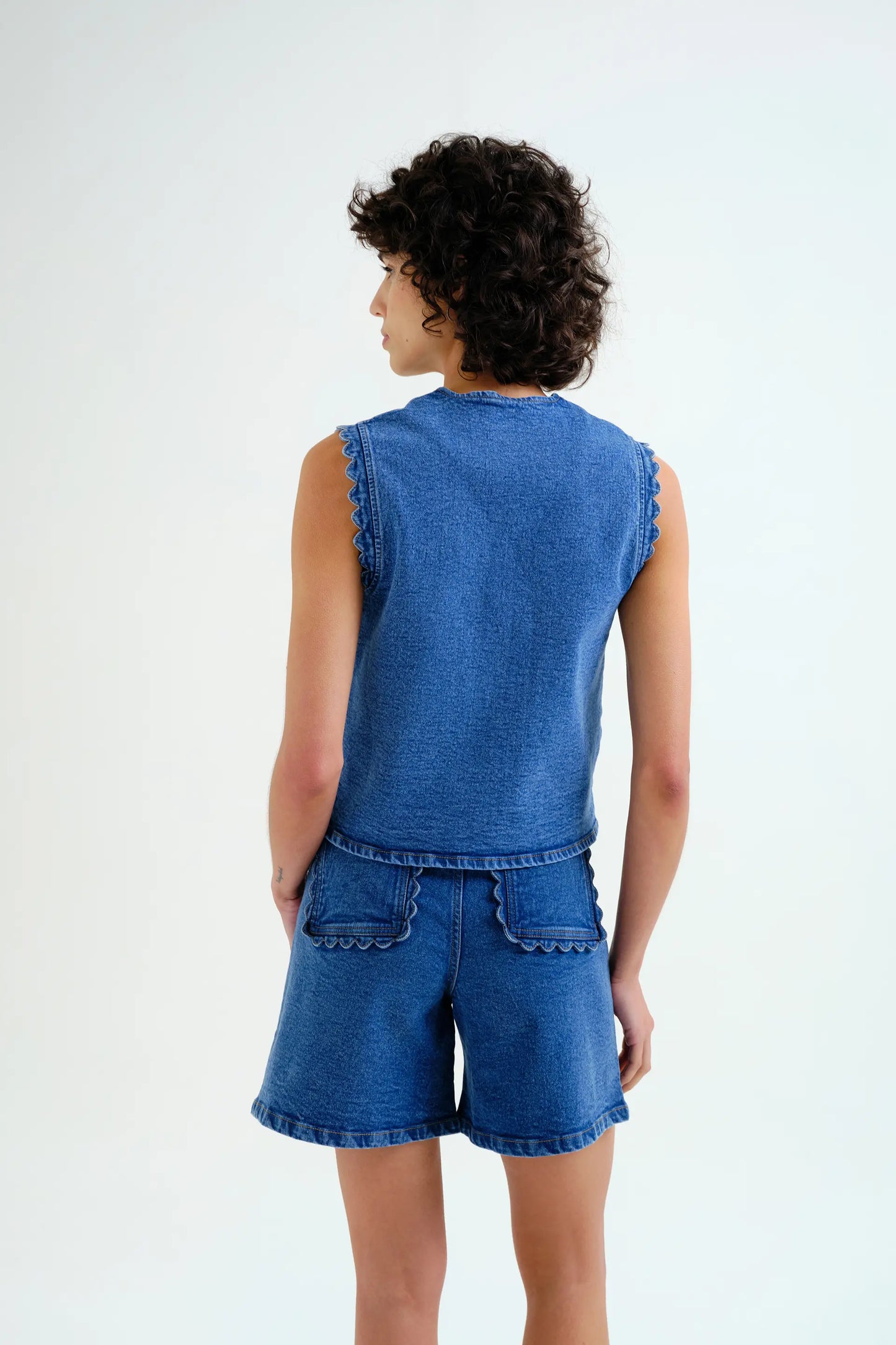 Chaleco vaquero azul con detalle de ondas
