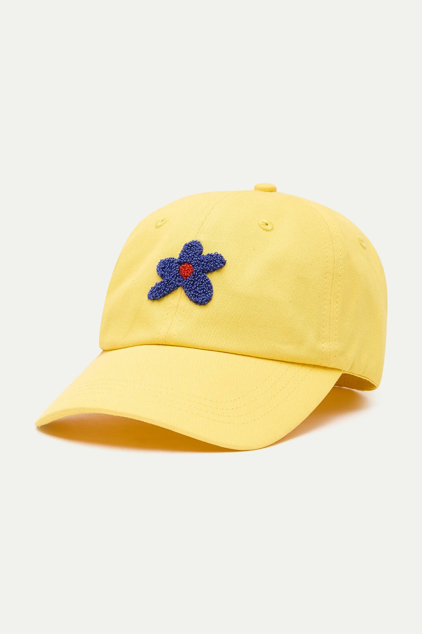 Gorra amarilla con bordado de flor azul