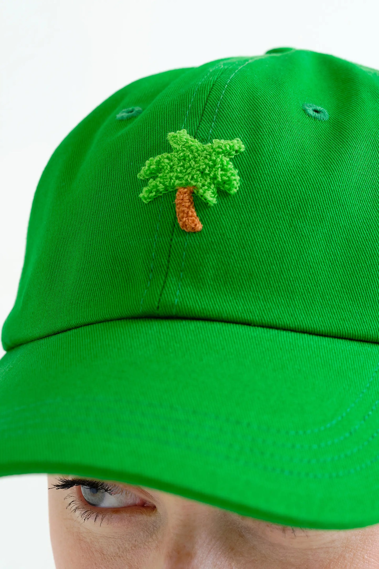 Green cap with palm tree embroidery