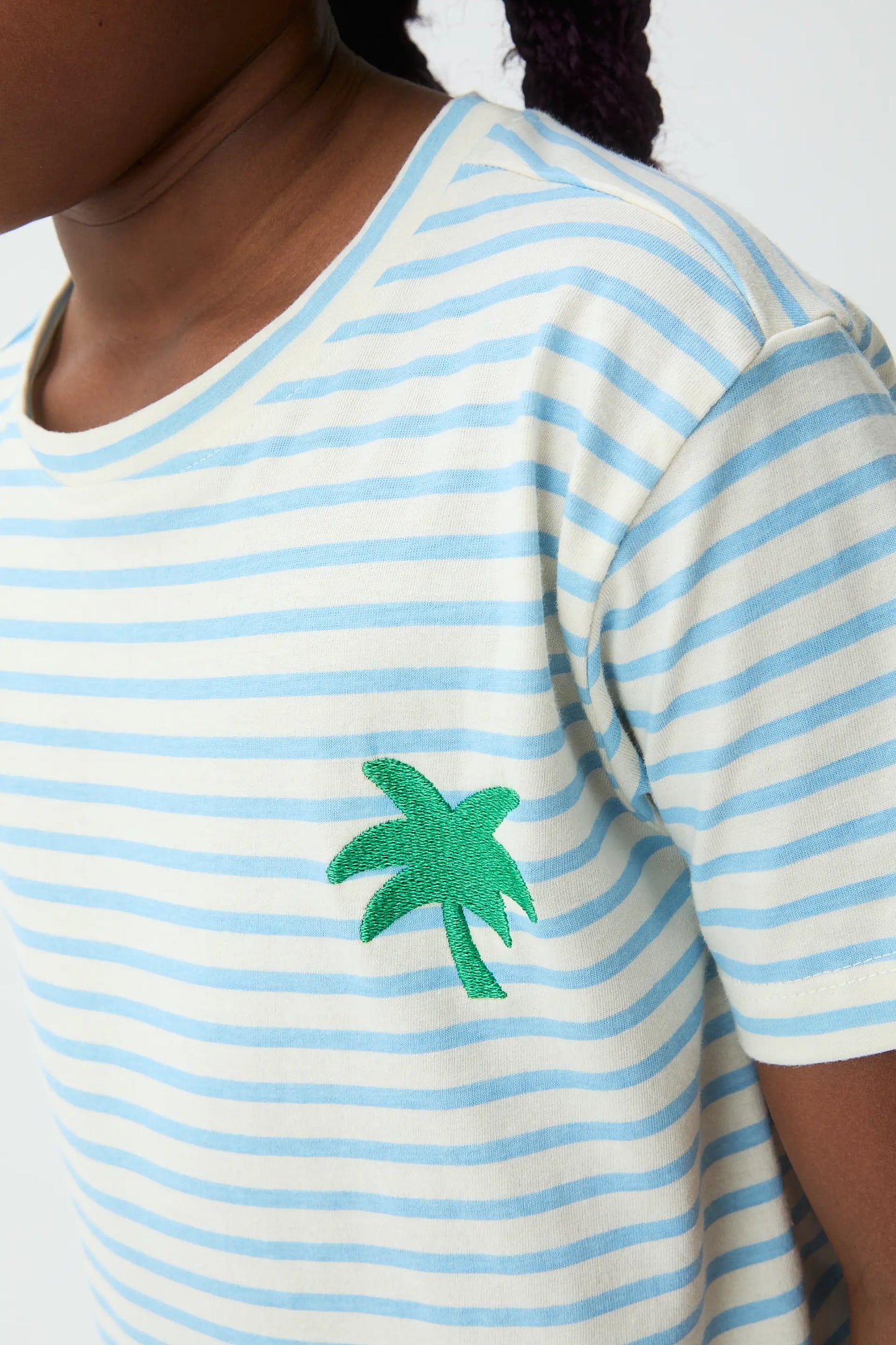 Camiseta de niña 100% algodón con estampado de rayas blanco y azul