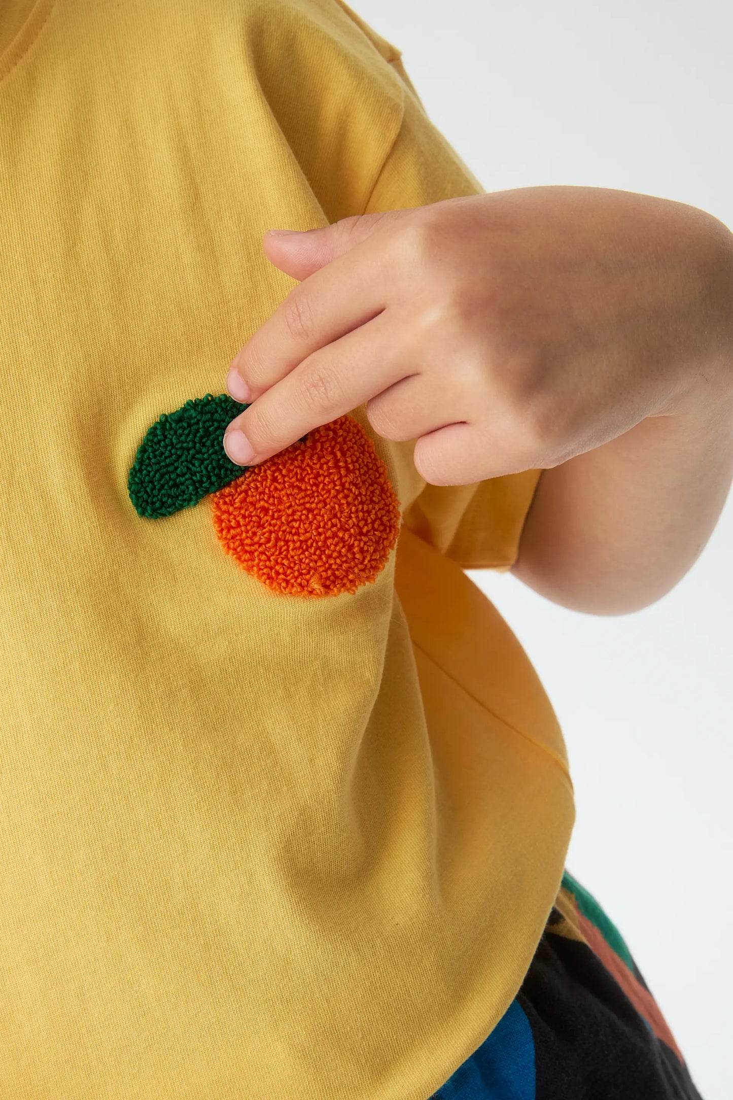 Camiseta de niña 100% algodón con parche de naranja