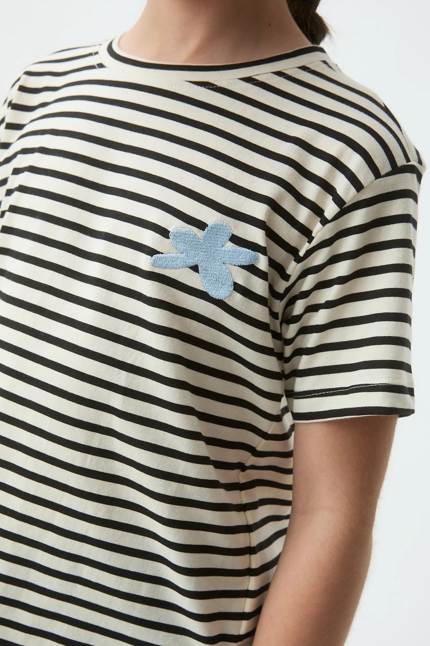 Camiseta de niña 100% algodón con parche de flor azul