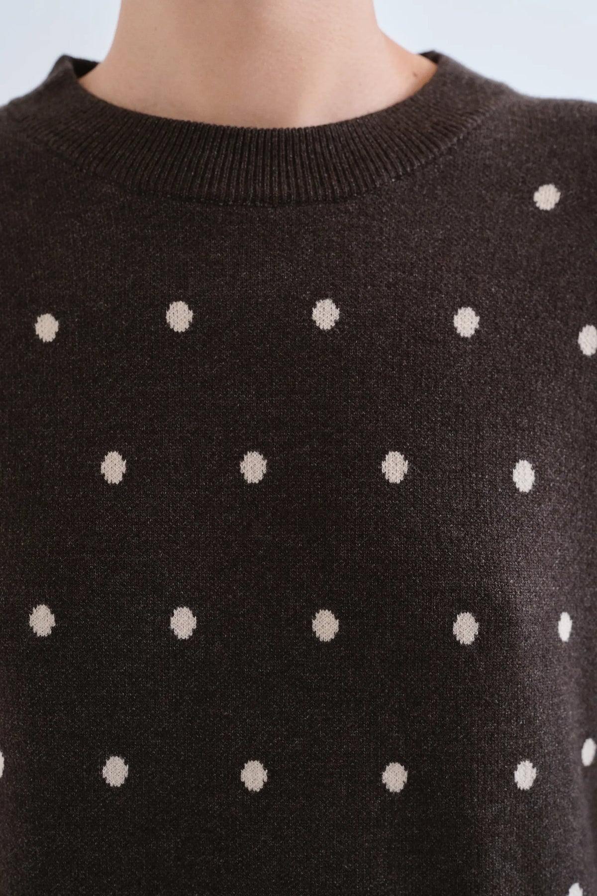 Vestido corto verde con estampado de puntos blancos pequeños