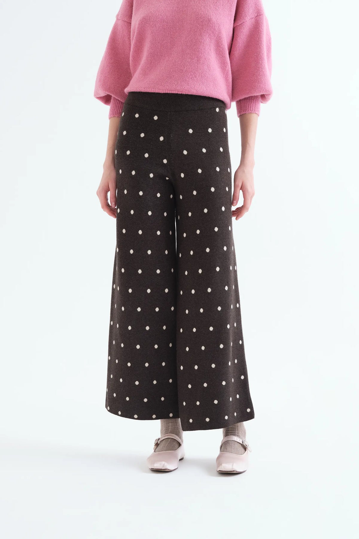 Pantalón verde con estampado de puntos blancos pequeños