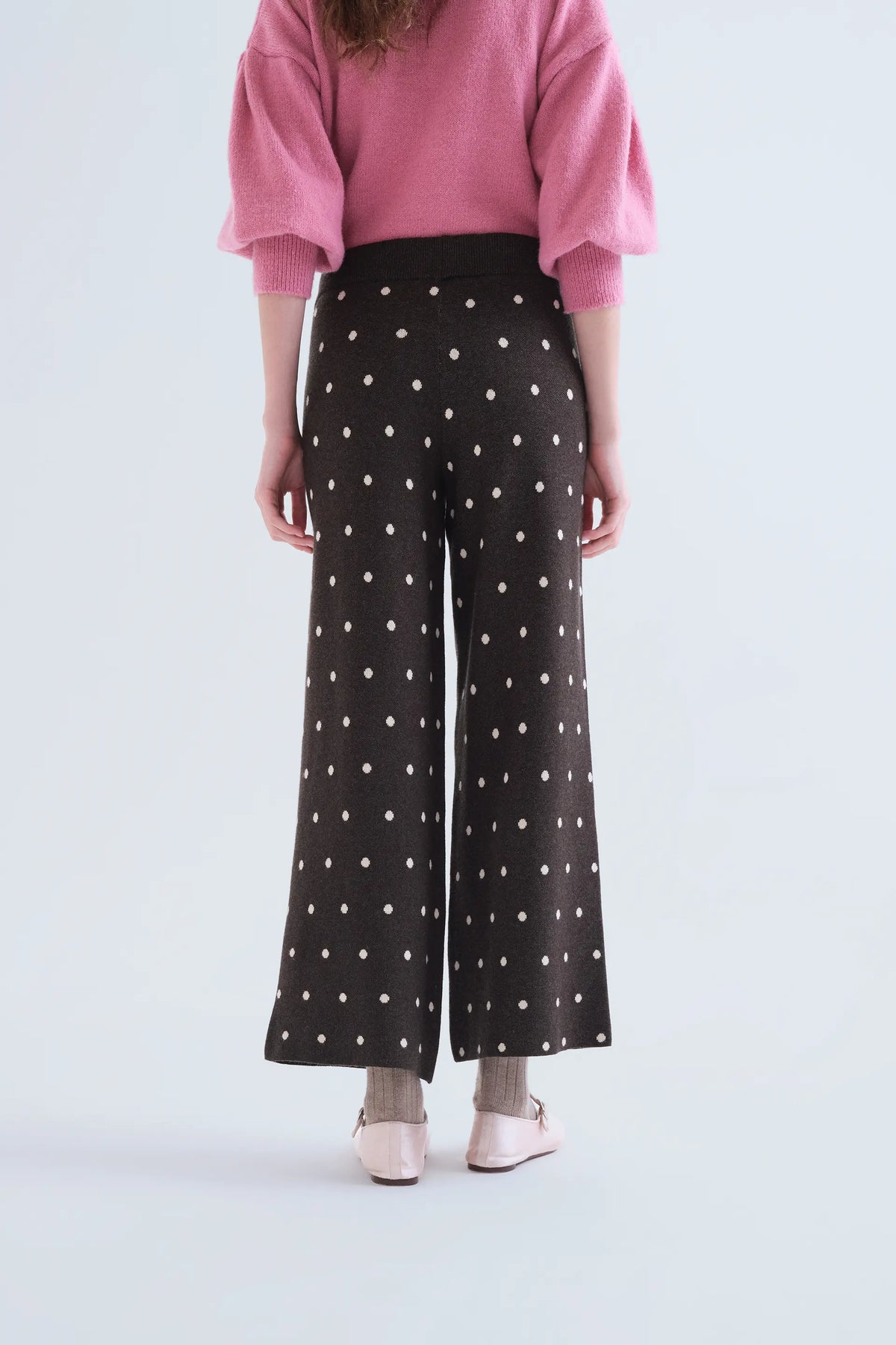 Pantalón verde con estampado de puntos blancos pequeños