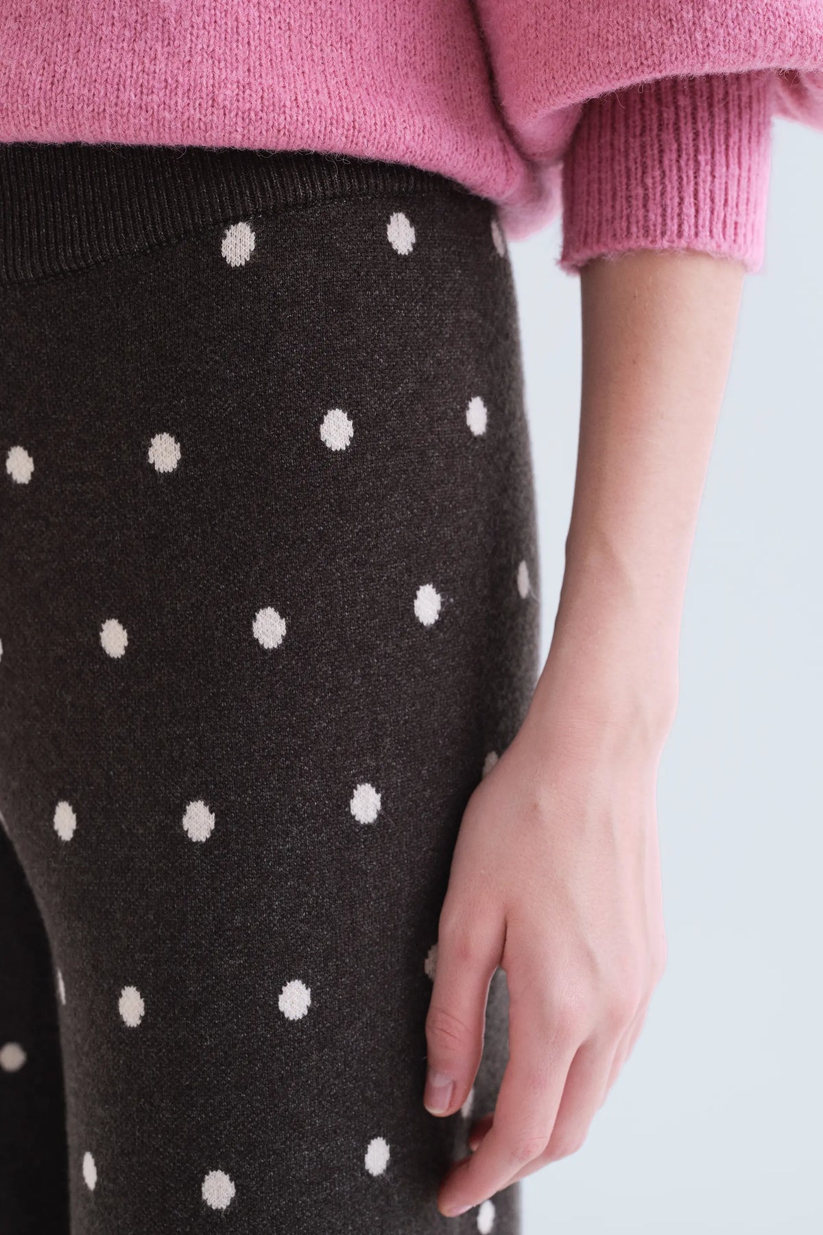 Pantalón verde con estampado de puntos blancos pequeños