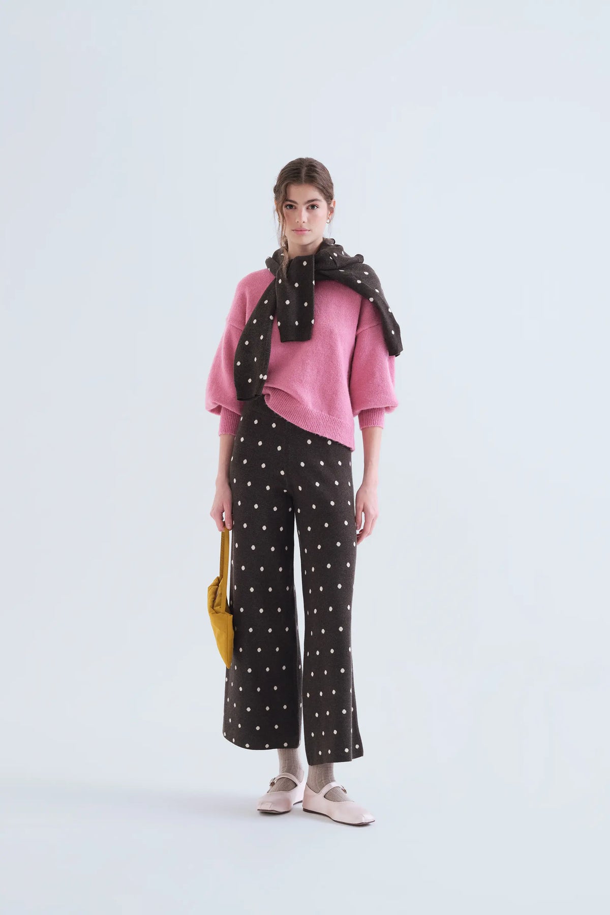 Pantalón verde con estampado de puntos blancos pequeños