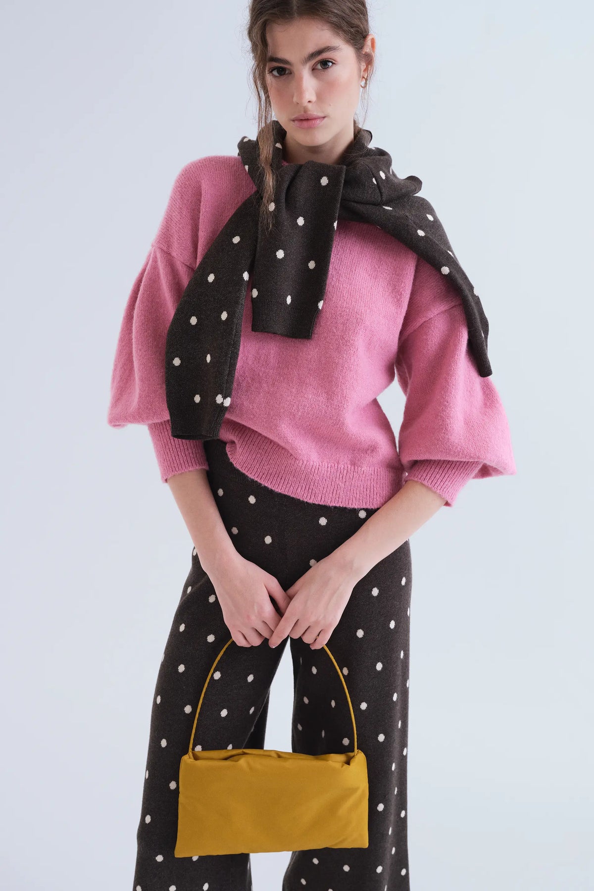 Pantalón verde con estampado de puntos blancos pequeños