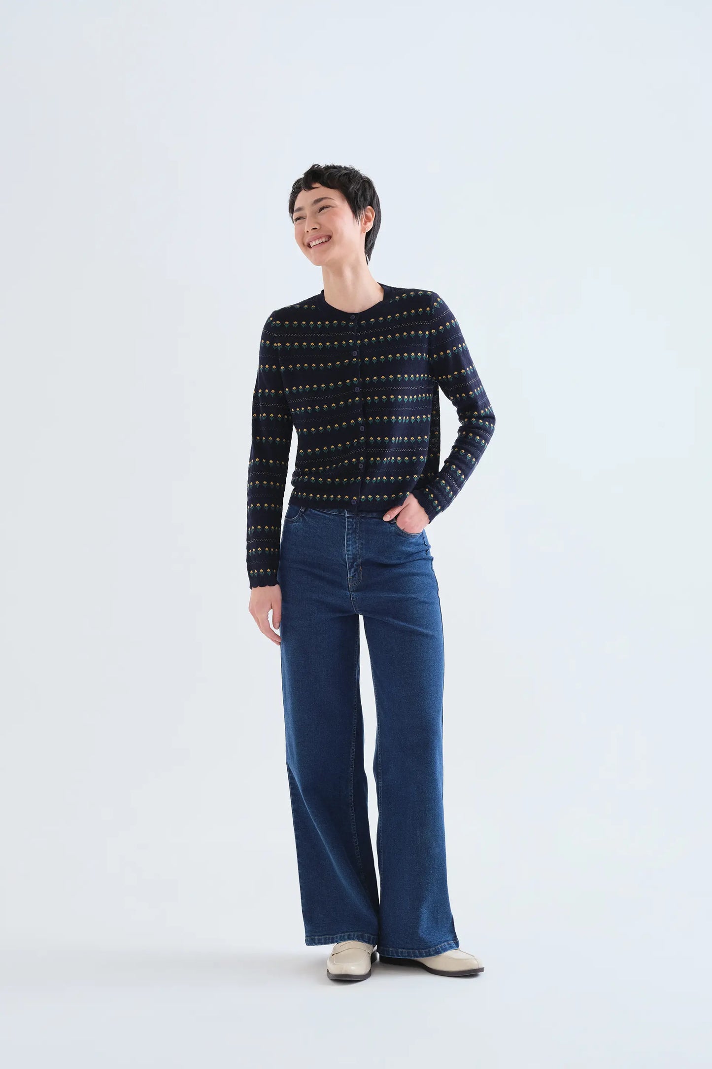 Cardigan blu navy con fiori ricamati