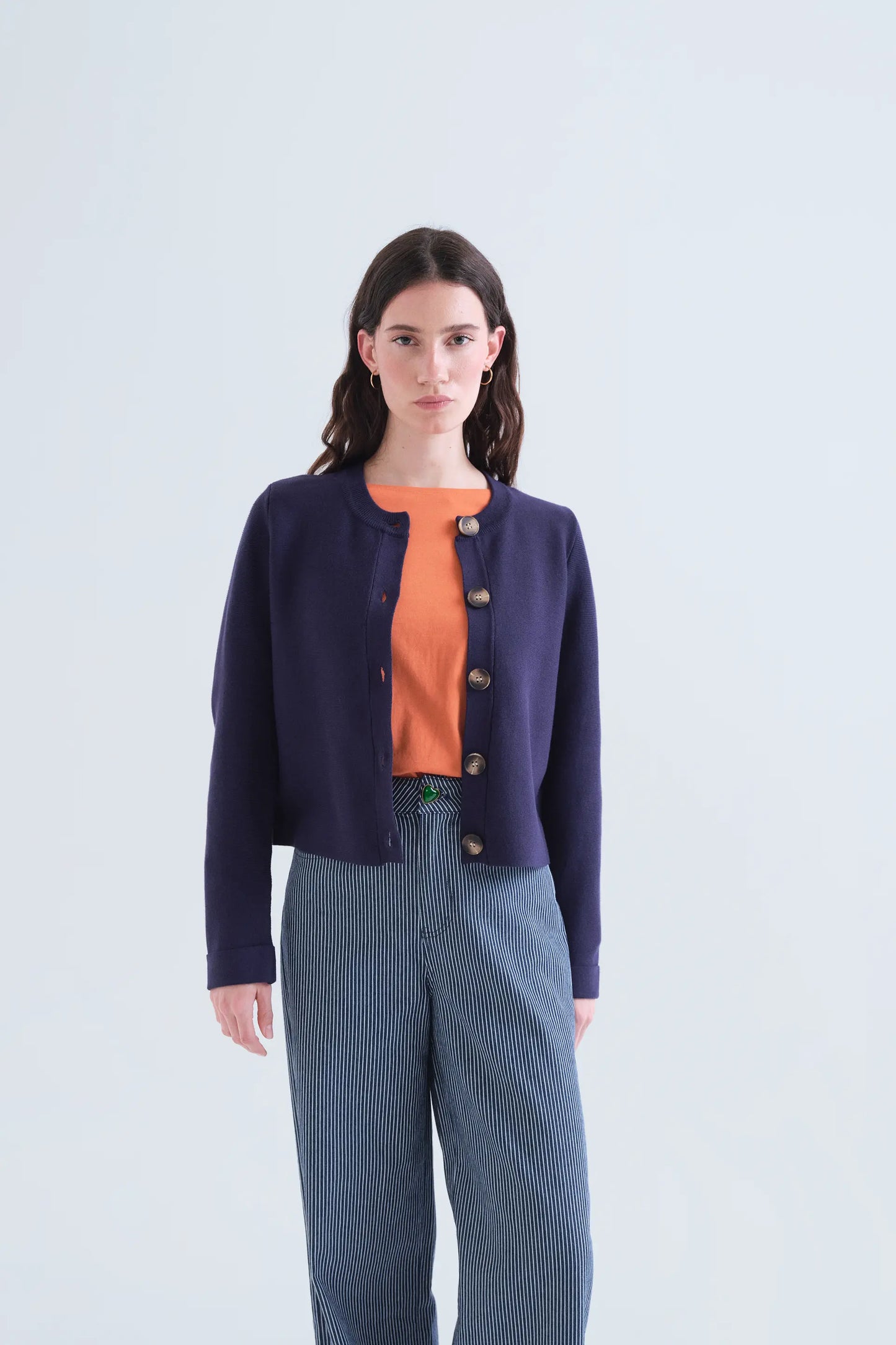 Cardigan blu navy con bottoni bicolore