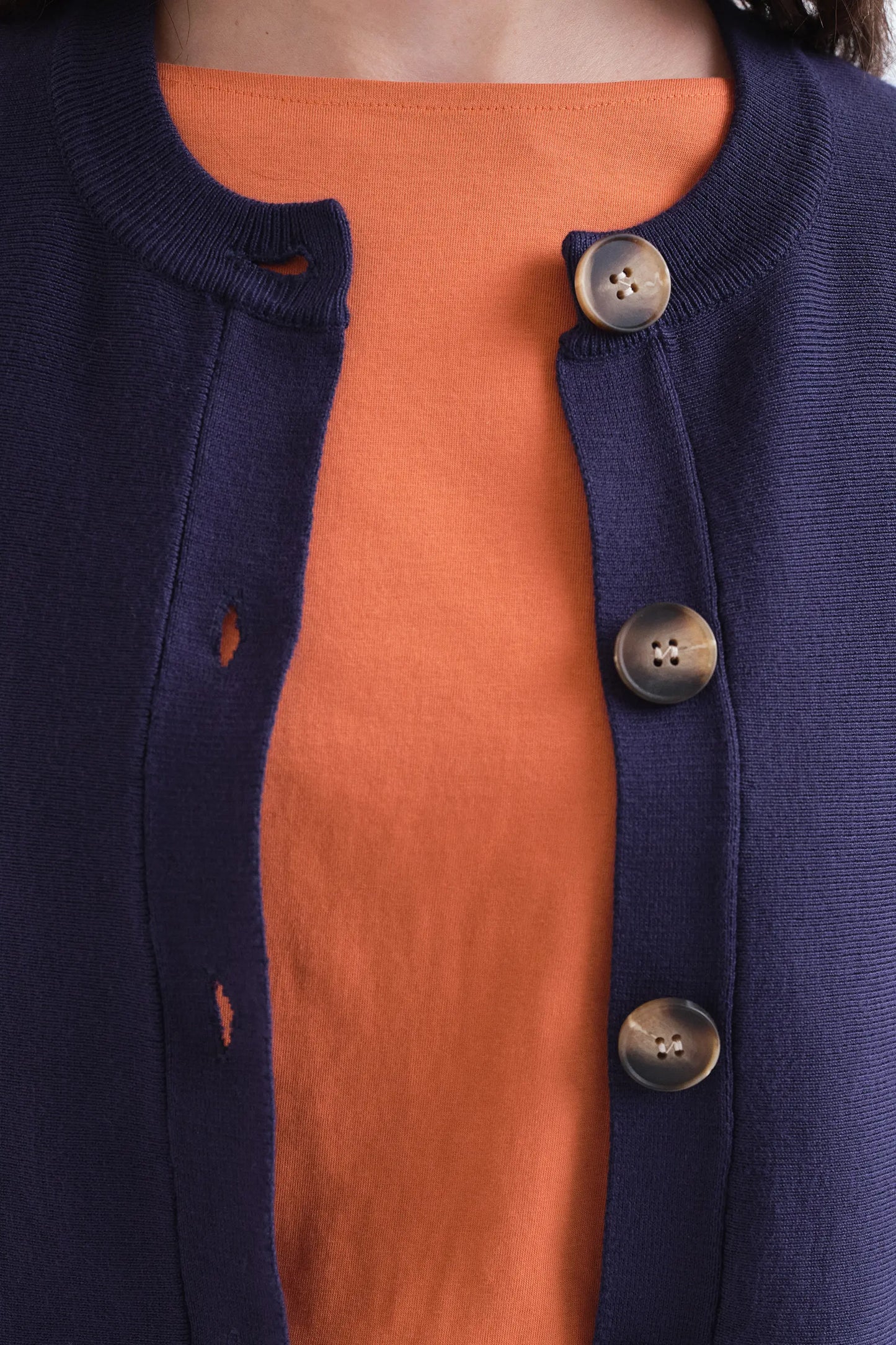 Cardigan blu navy con bottoni bicolore