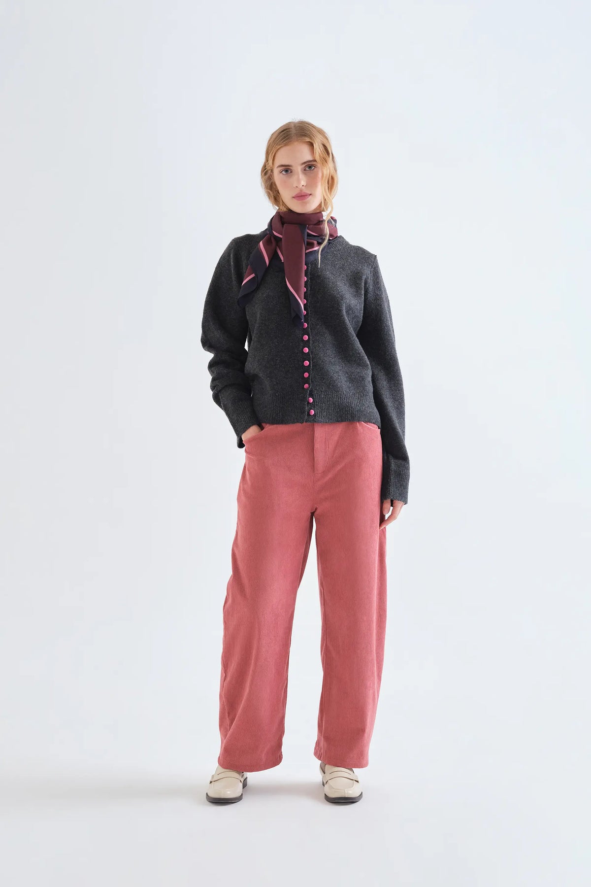 Cárdigan gris oscuro con botones rosa