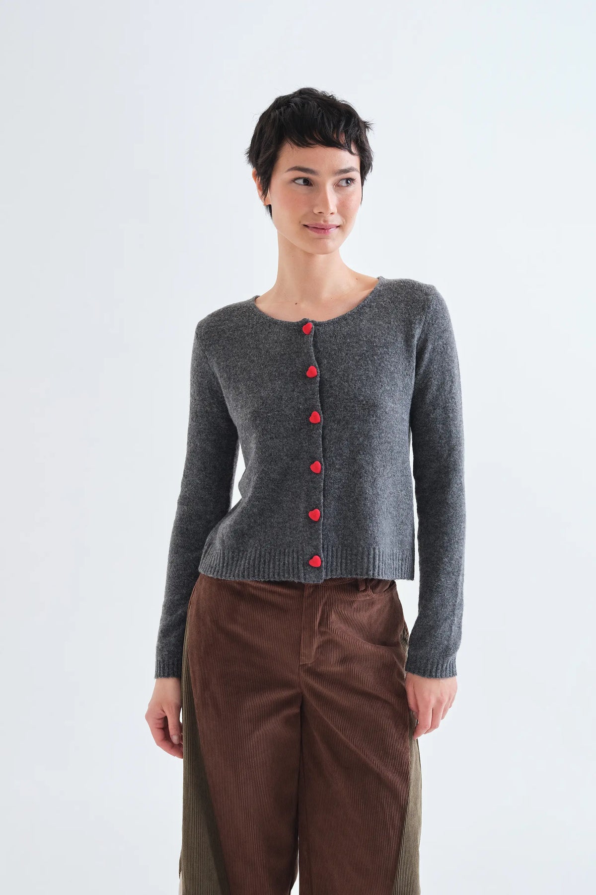 Cárdigan gris oscuro con botones de corazón rojo