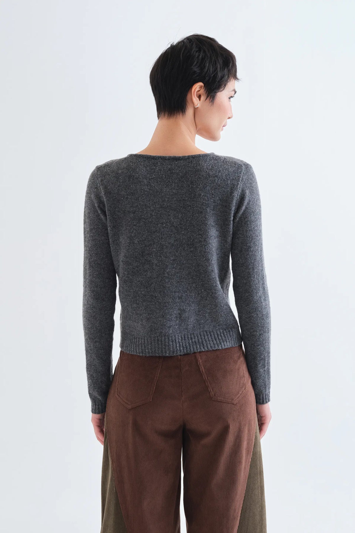 Cárdigan gris oscuro con botones de corazón rojo