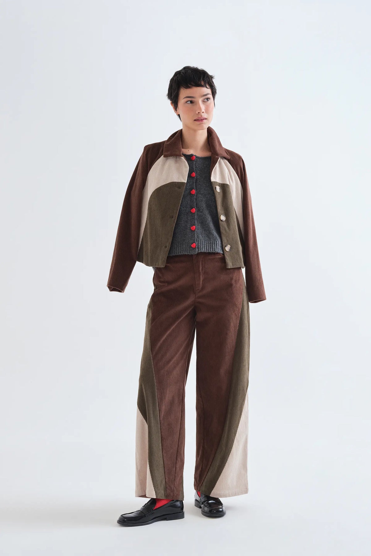 Cárdigan gris oscuro con botones de corazón rojo
