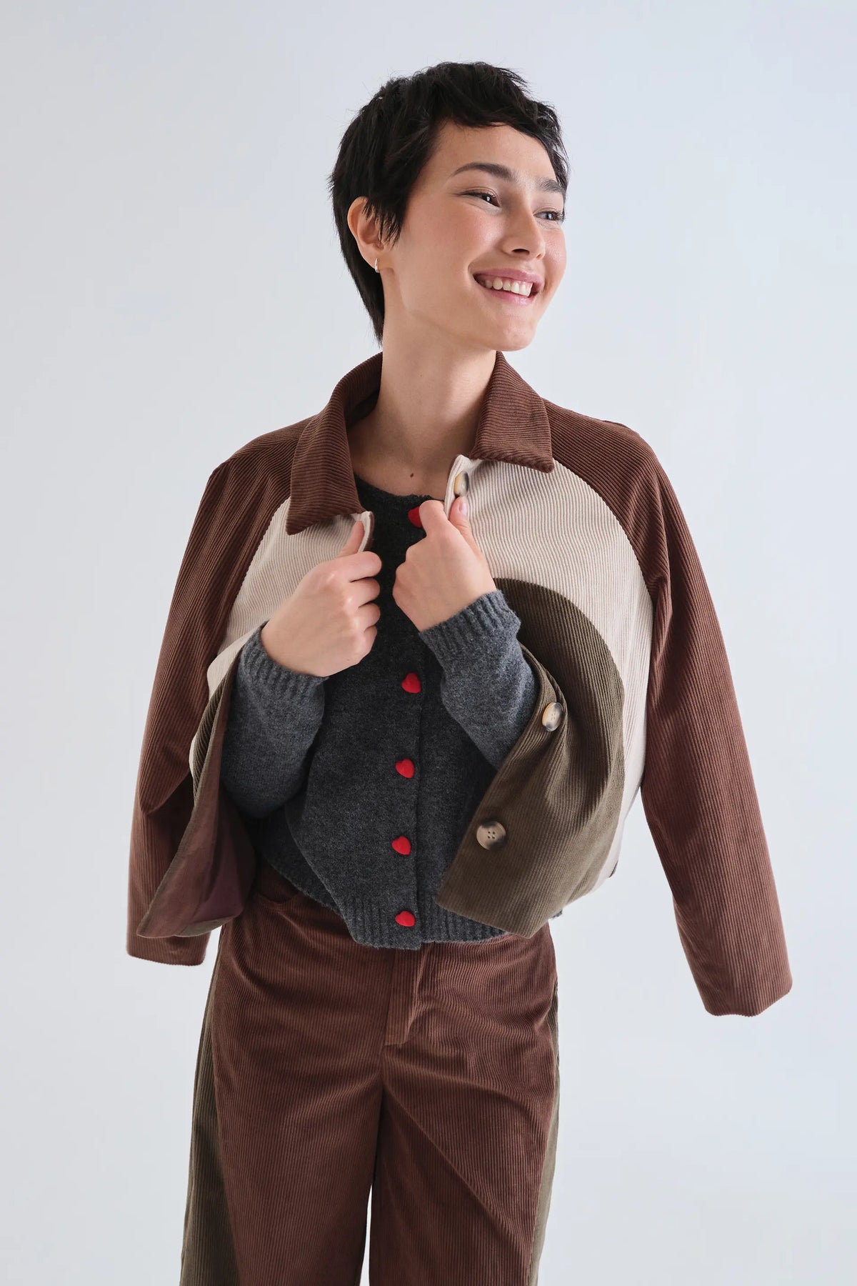 Cárdigan gris oscuro con botones de corazón rojo