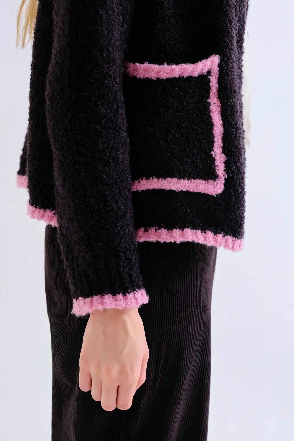 Cárdigan negro con detalles rosa