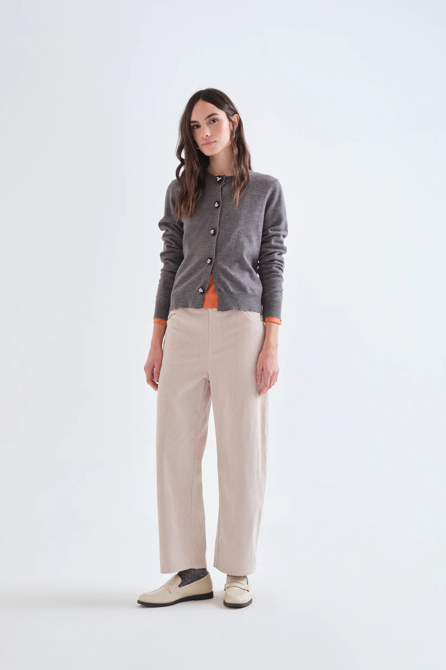 Cárdigan gris con botones negros florales