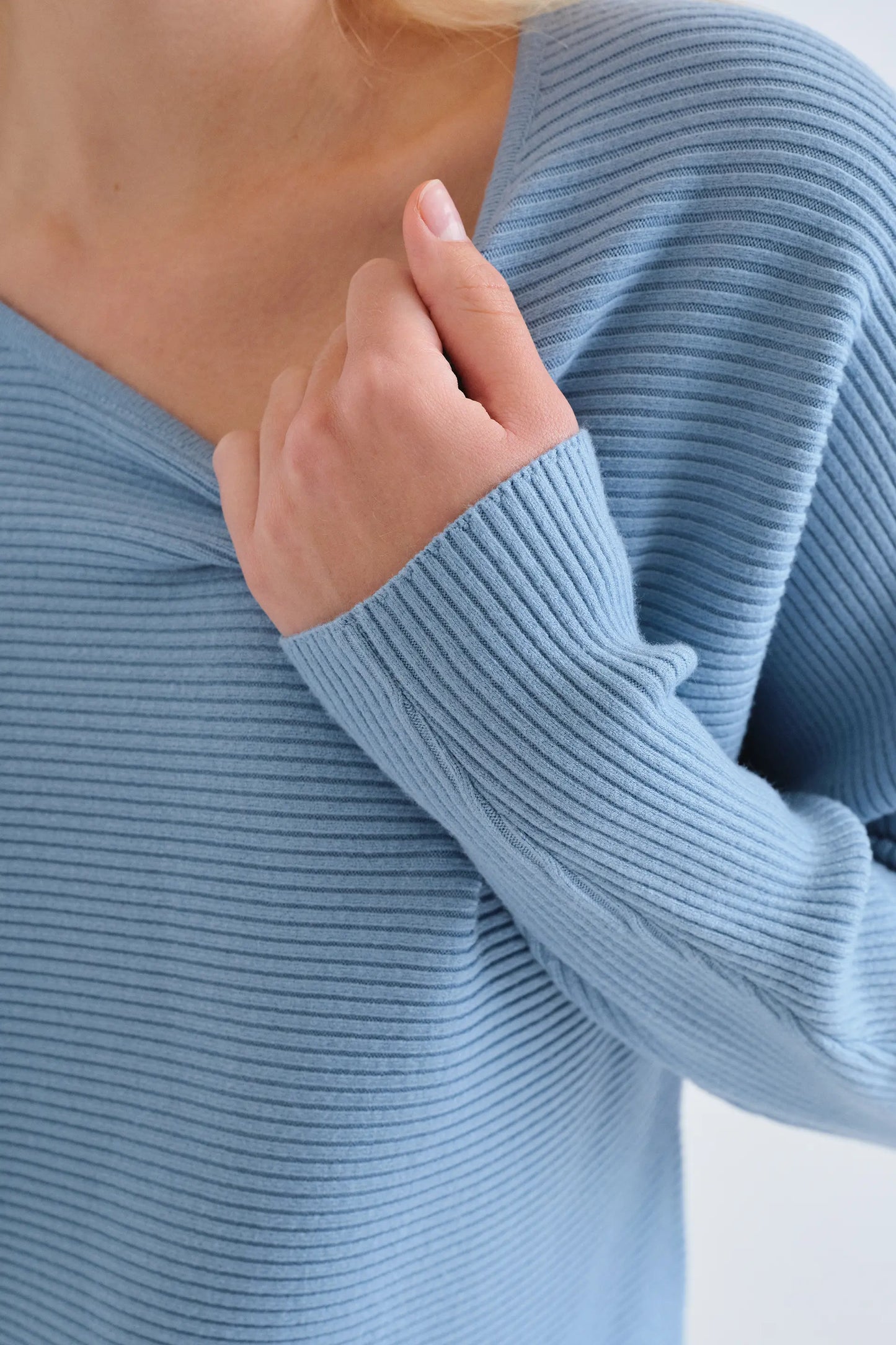 Maglione a righe azzurro