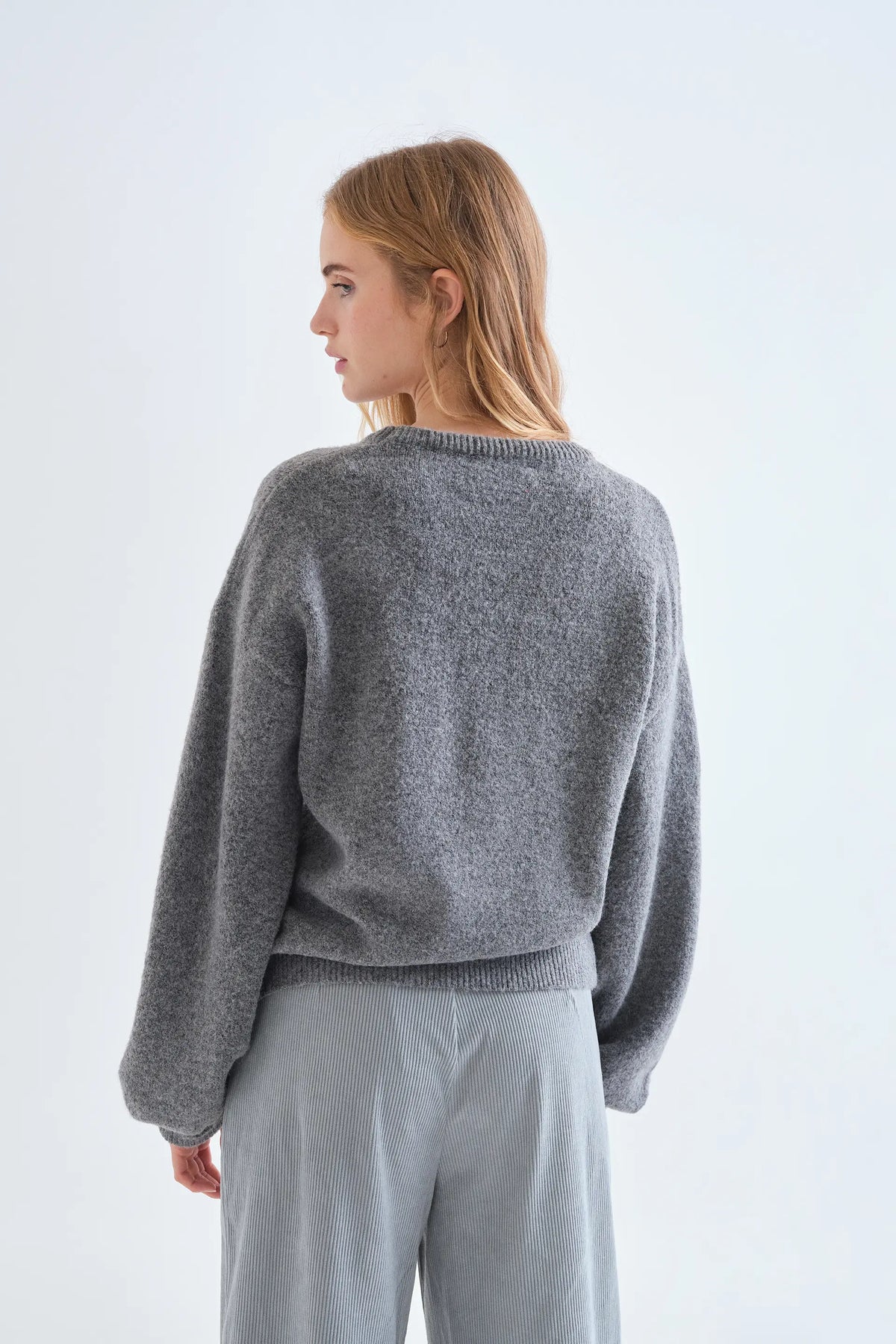 Jersey punto gris con detalle de lazo rojo