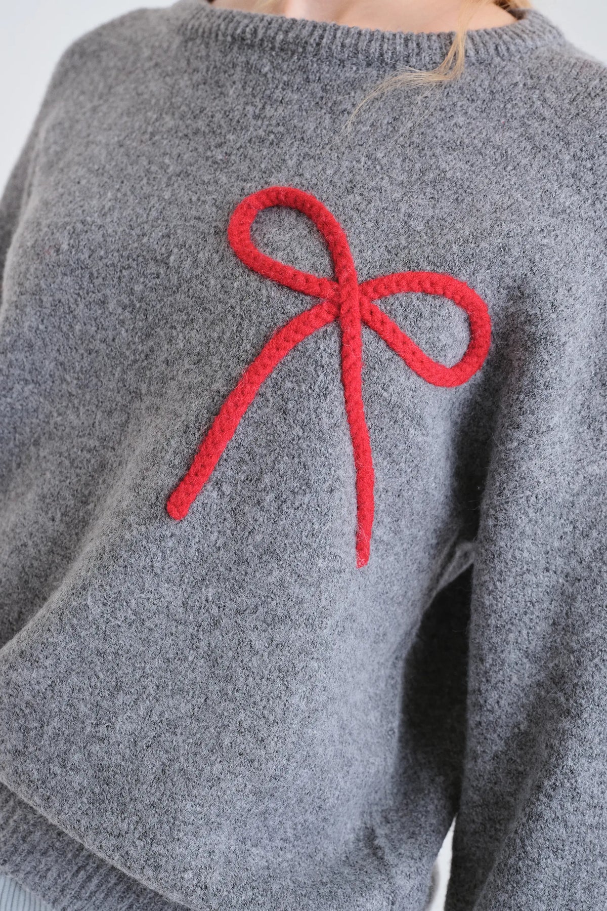 Jersey punto gris con detalle de lazo rojo