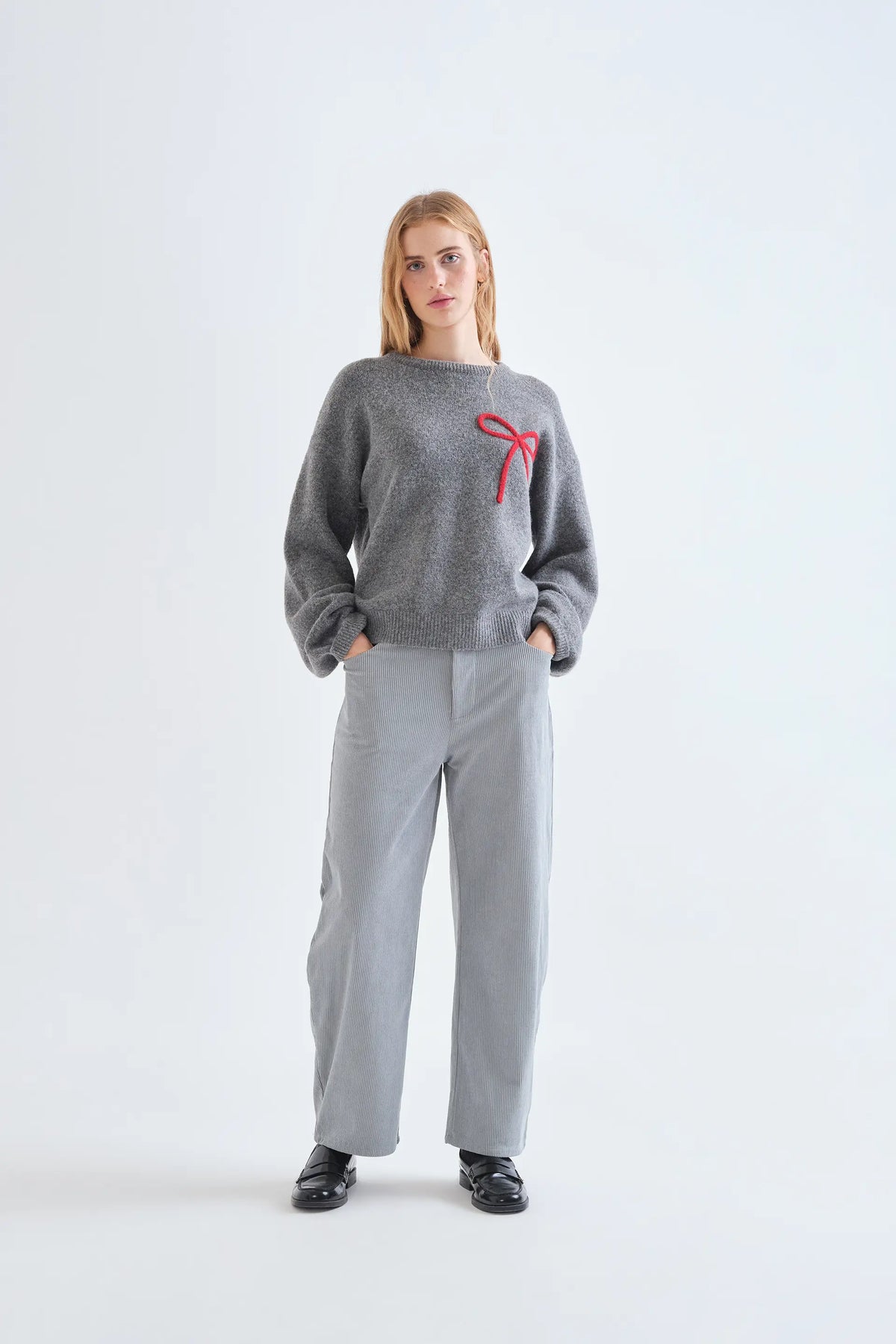 Jersey punto gris con detalle de lazo rojo
