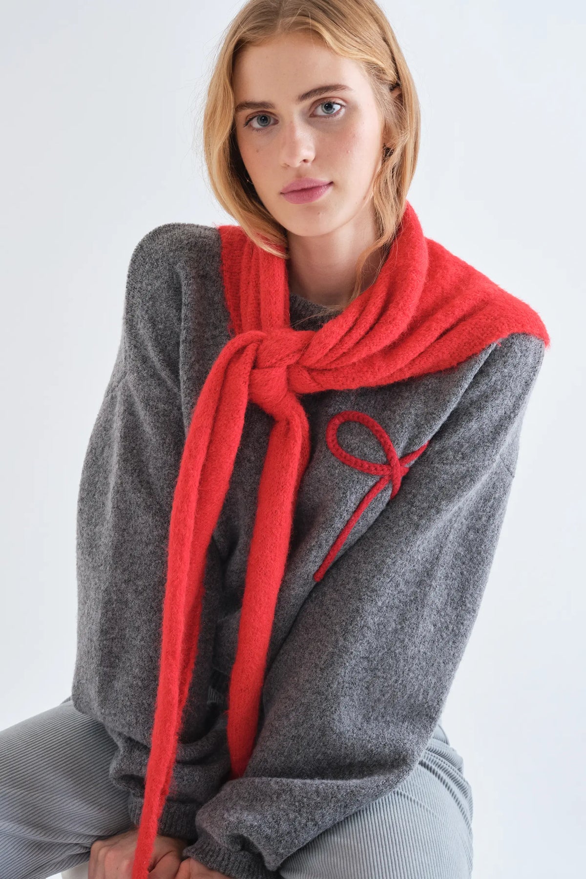 Jersey punto gris con detalle de lazo rojo