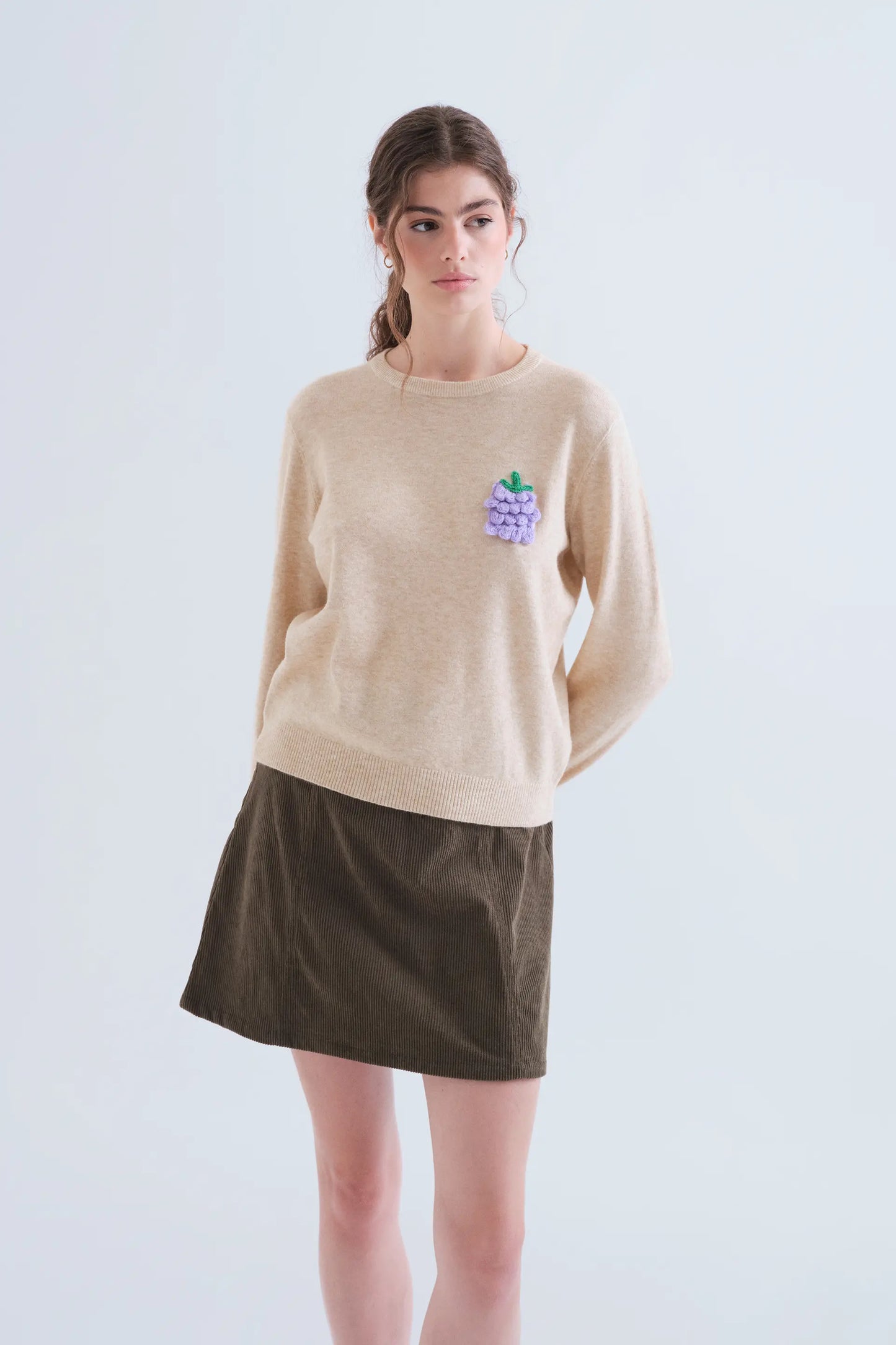 Jersey punto beige con detalle de uva