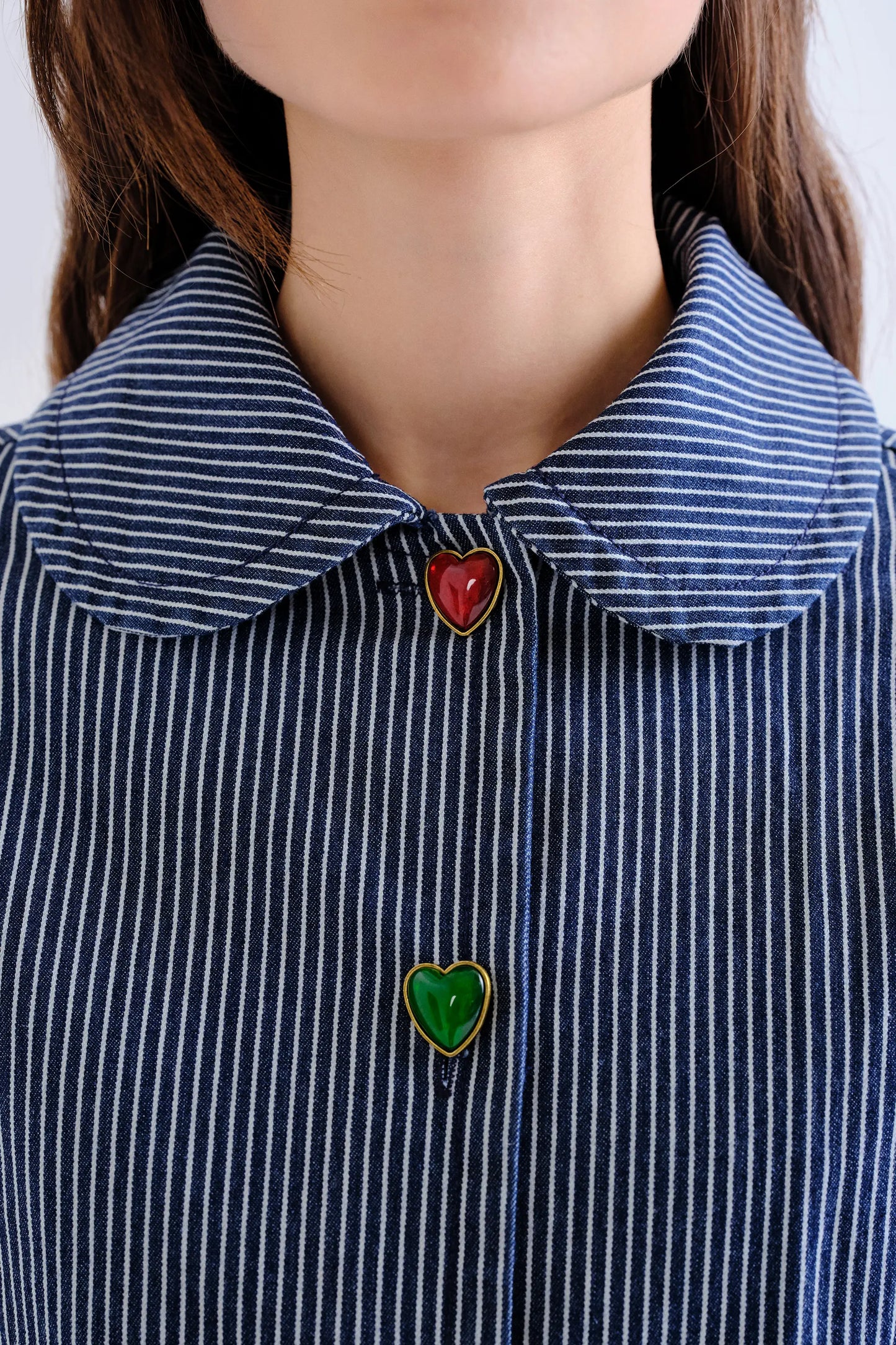 Chaqueta vaquera con rayas azul y detalles de corazón multicolor