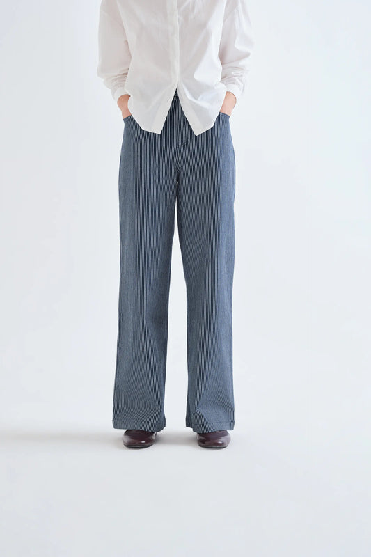 Pantalón vaquero con rayas azul y blanco