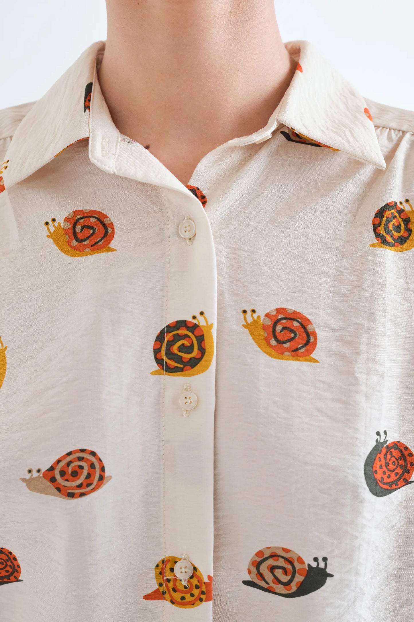 Camisa con estampado de caracoles