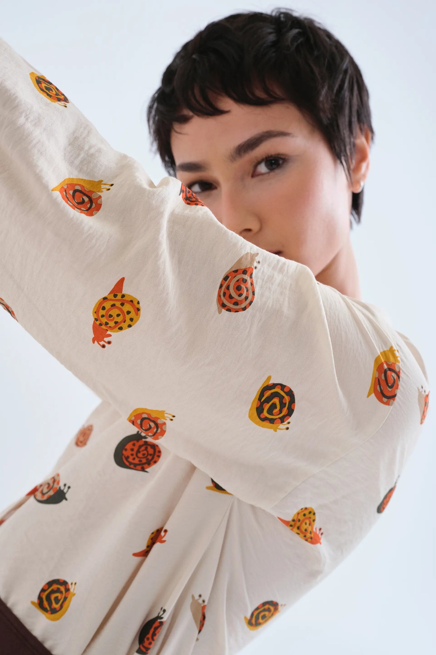 Camisa con estampado de caracoles
