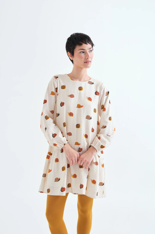 Vestido corto con estampado de caracoles