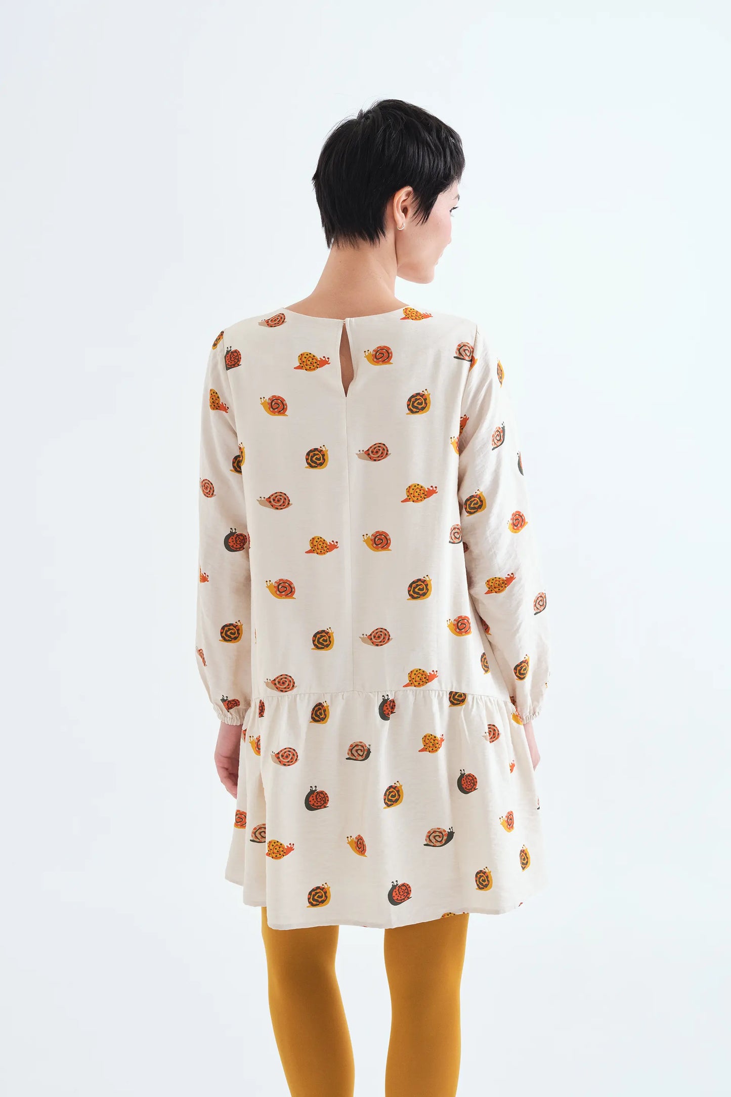 Vestido corto con estampado de caracoles