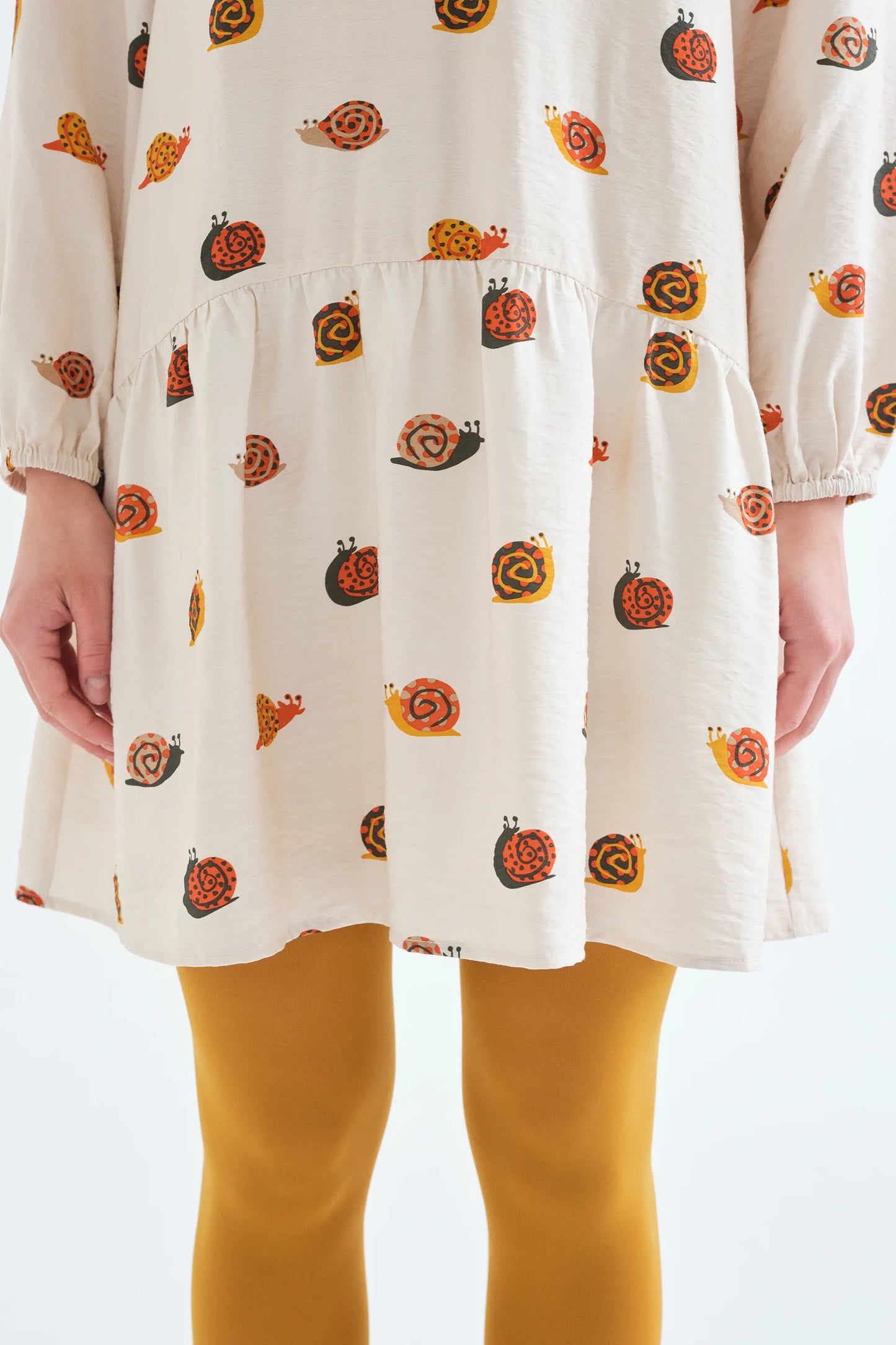Vestido corto con estampado de caracoles