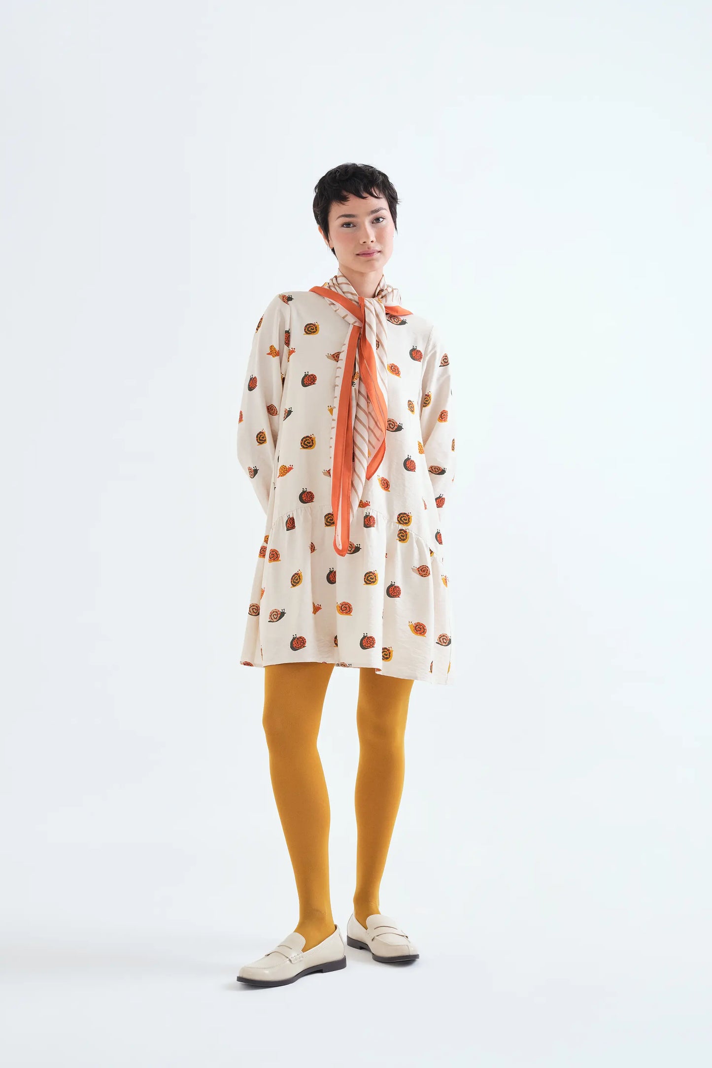 Vestido corto con estampado de caracoles