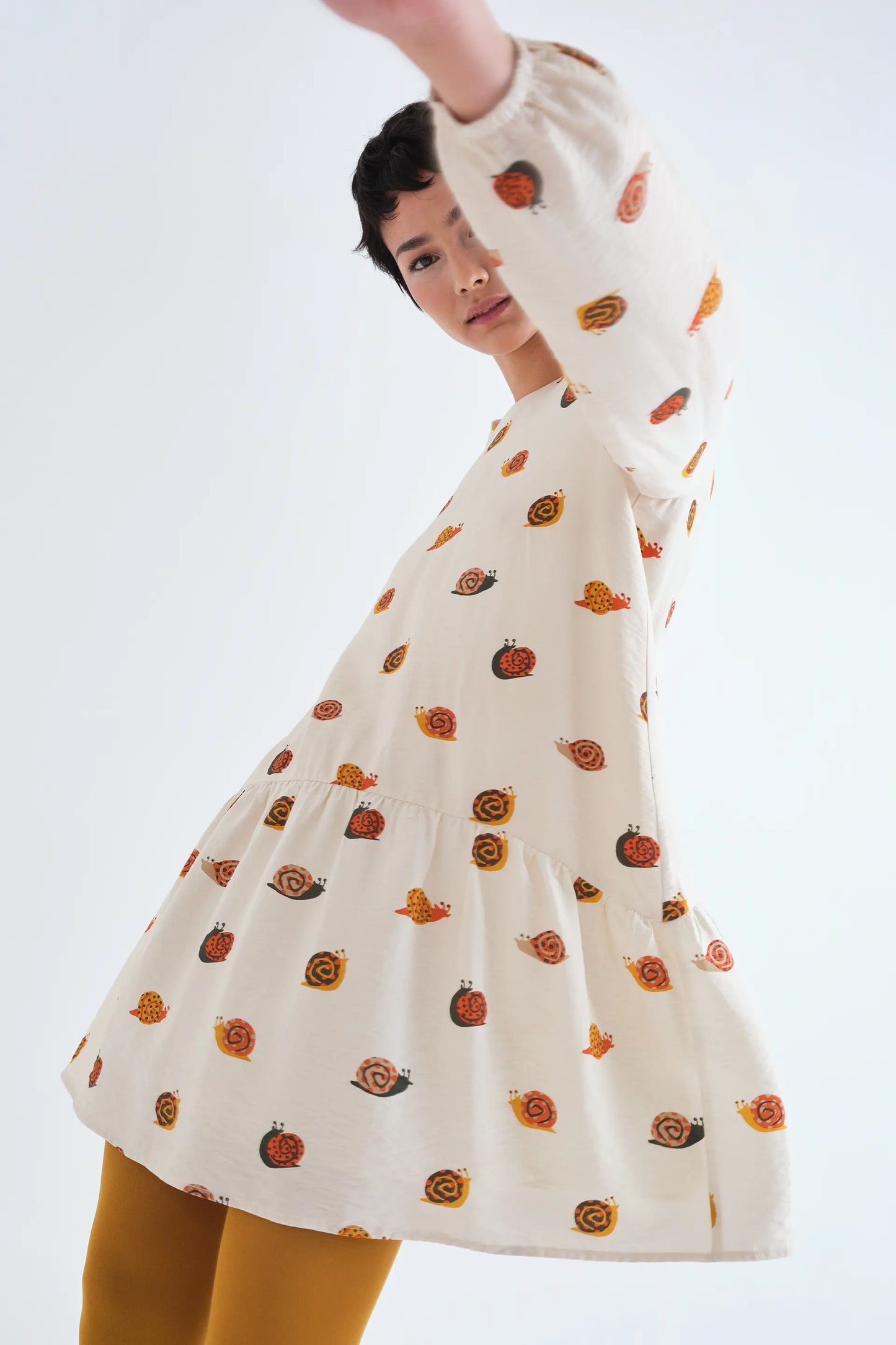 Vestido corto con estampado de caracoles