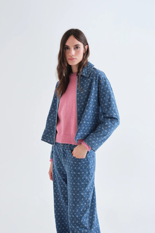 Chaqueta vaquera azul con estampado de corazones