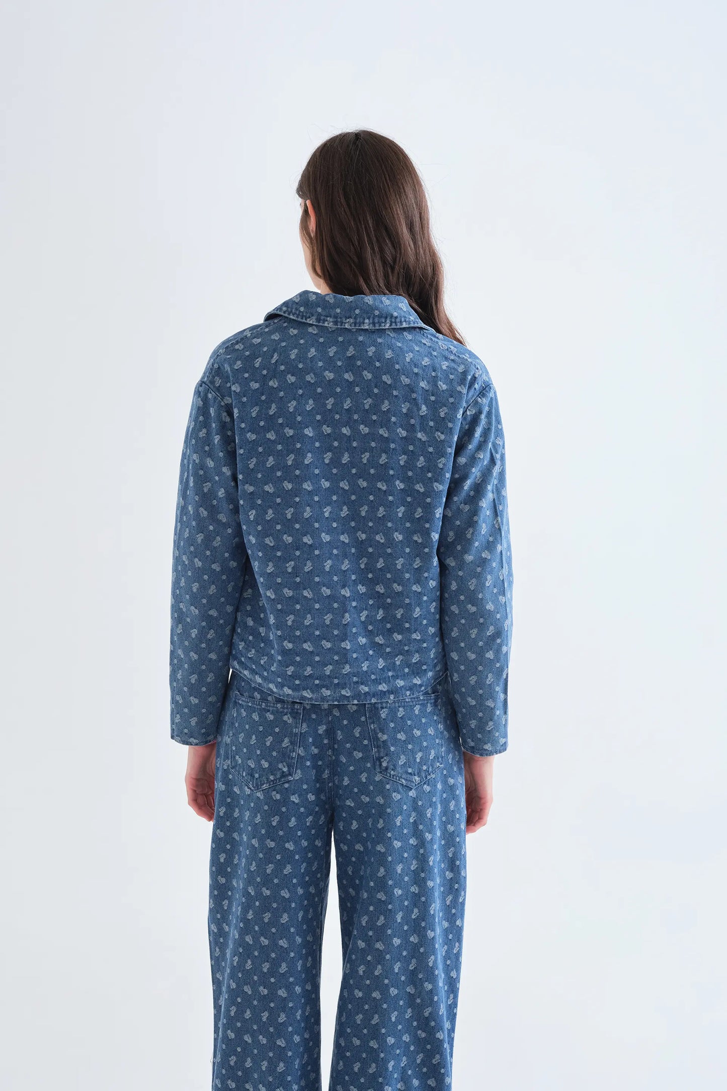 Chaqueta vaquera azul con estampado de corazones