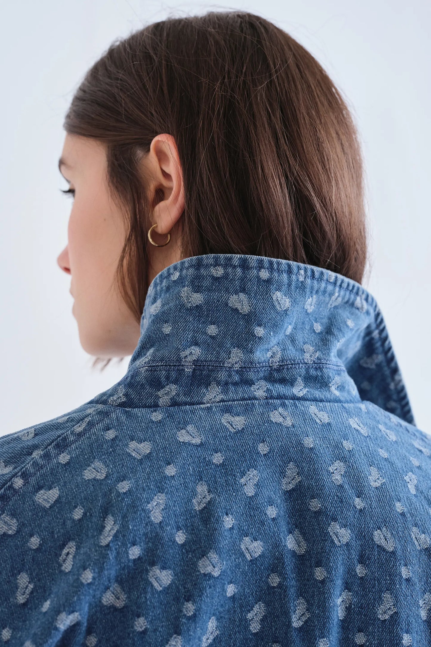Chaqueta vaquera azul con estampado de corazones