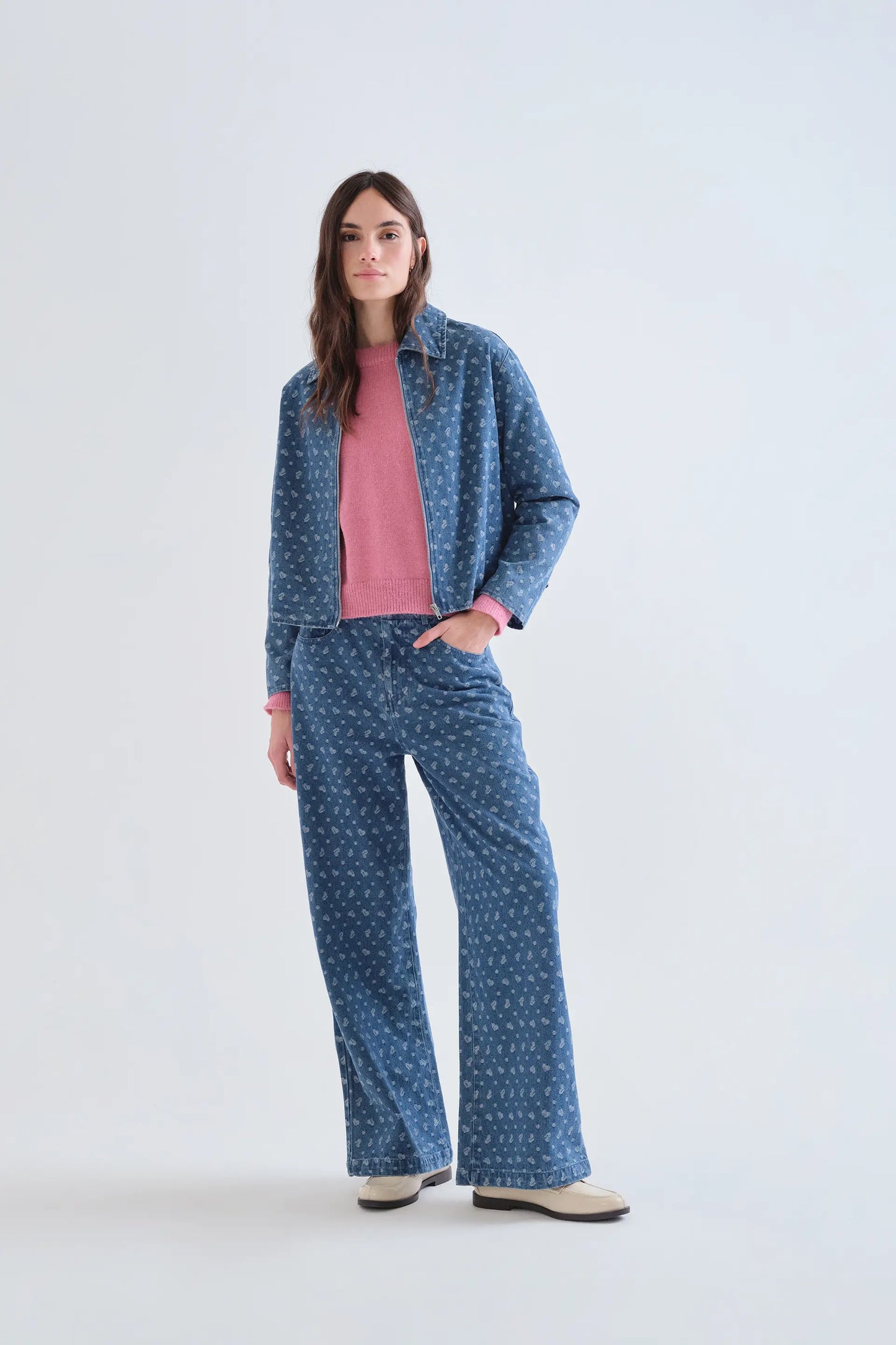 Chaqueta vaquera azul con estampado de corazones