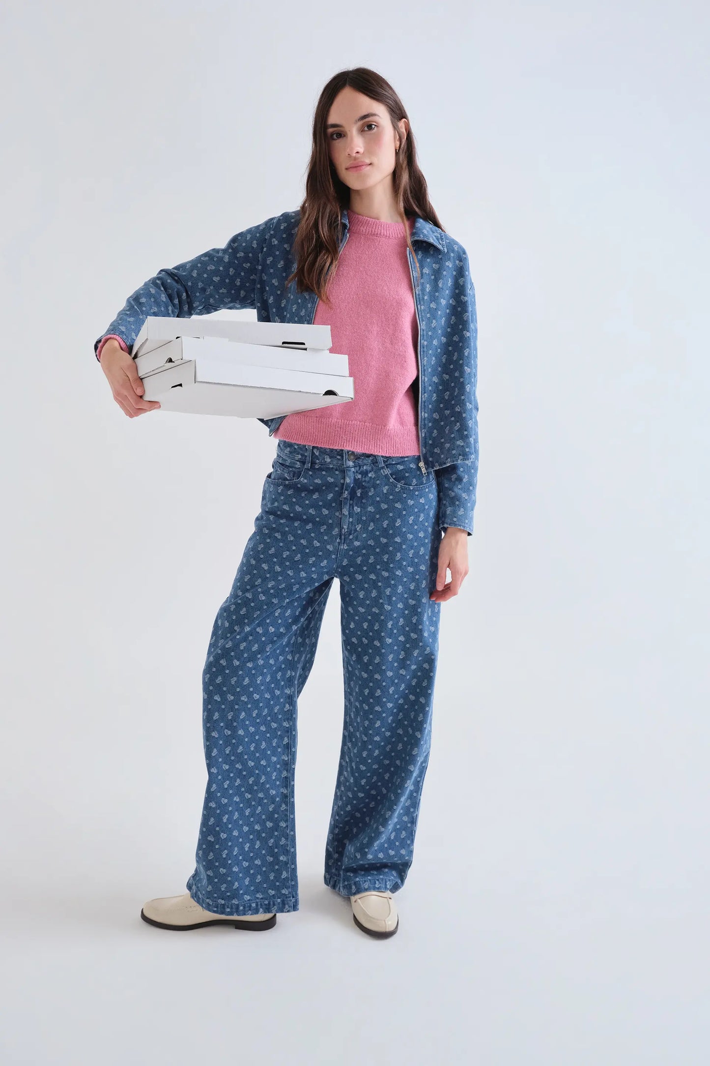 Chaqueta vaquera azul con estampado de corazones
