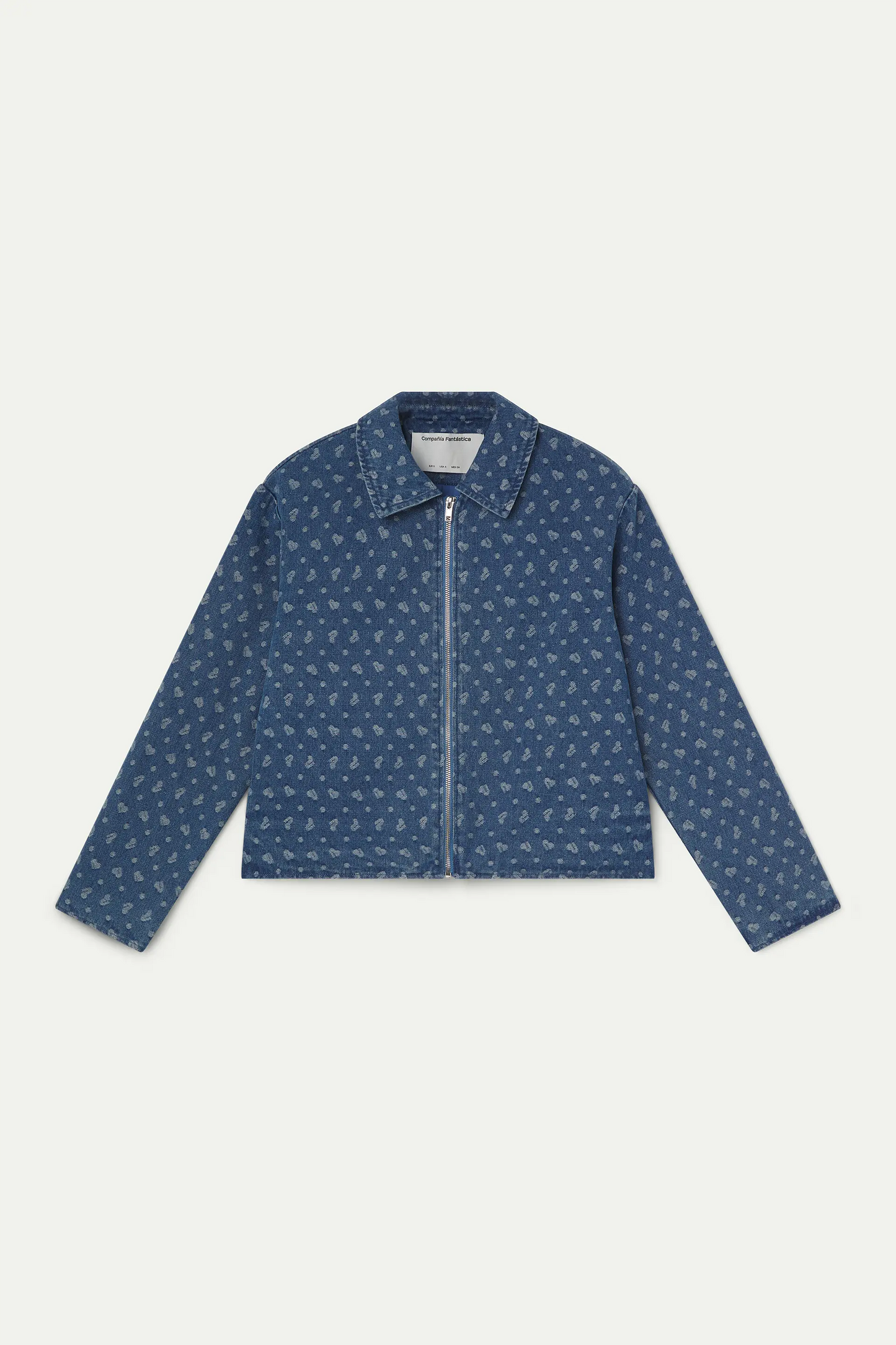 Chaqueta vaquera azul con estampado de corazones