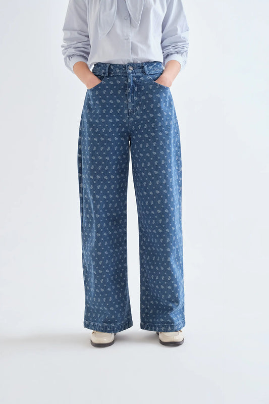 Pantalón vaquero con estampado de corazones
