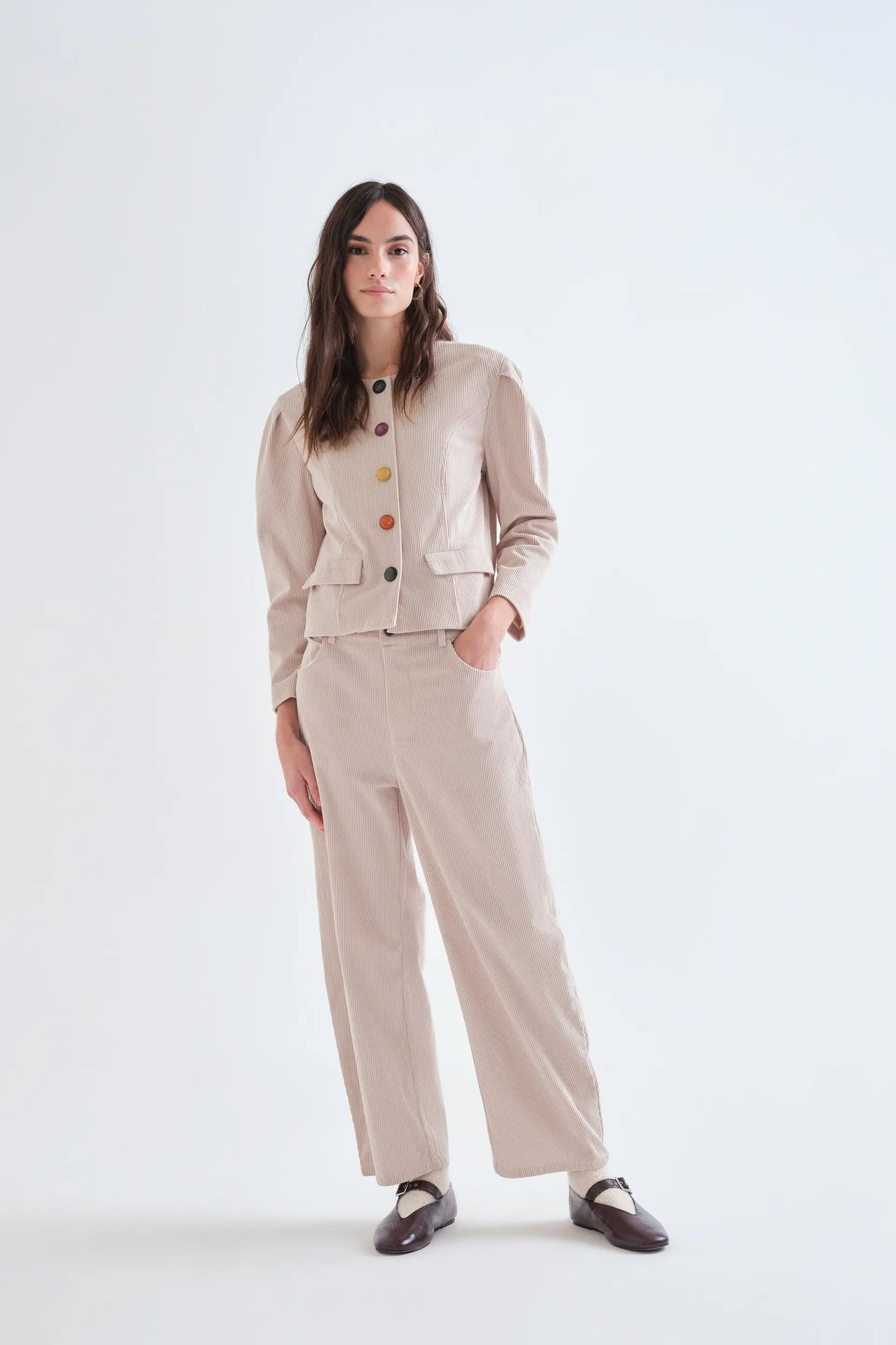 Chaqueta de pana beige con botones multicolor